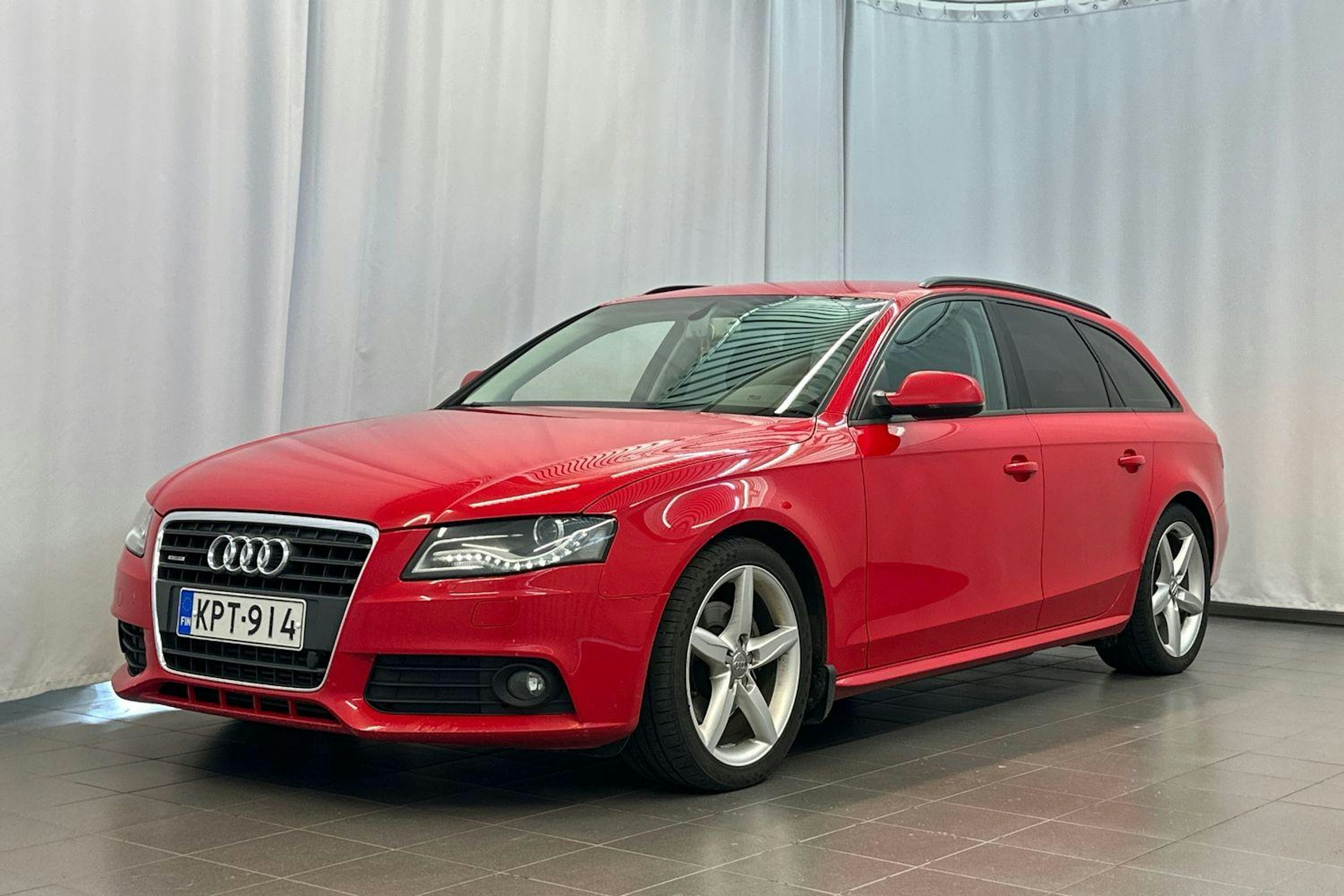 punainen Audi A4 2012 kuva 7.