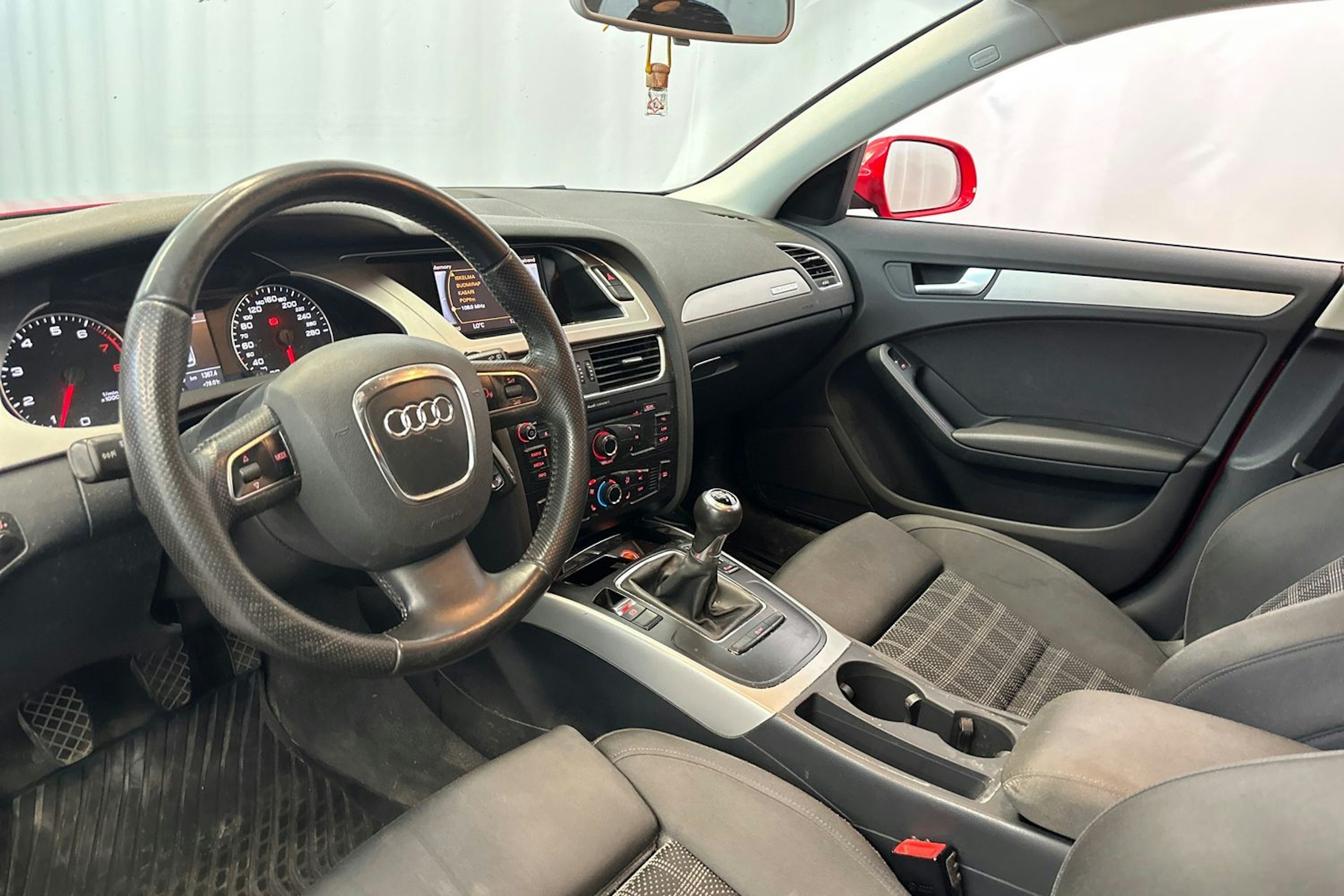 punainen Audi A4 2012 kuva 11.