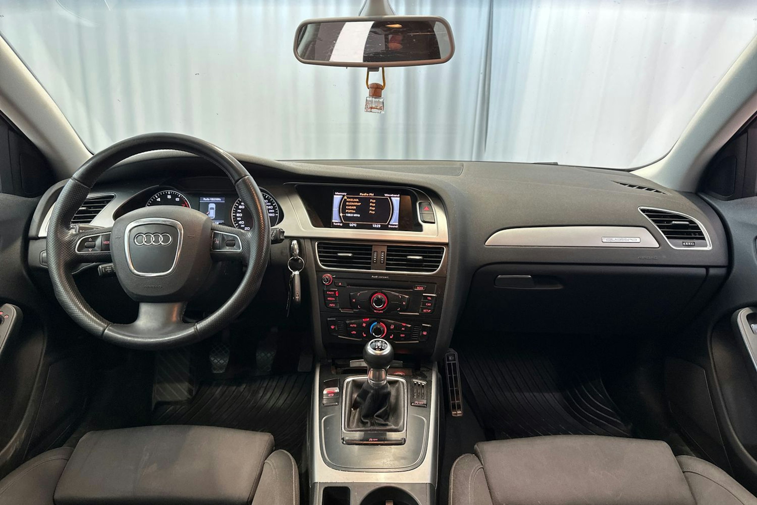 punainen Audi A4 2012 kuva 12.