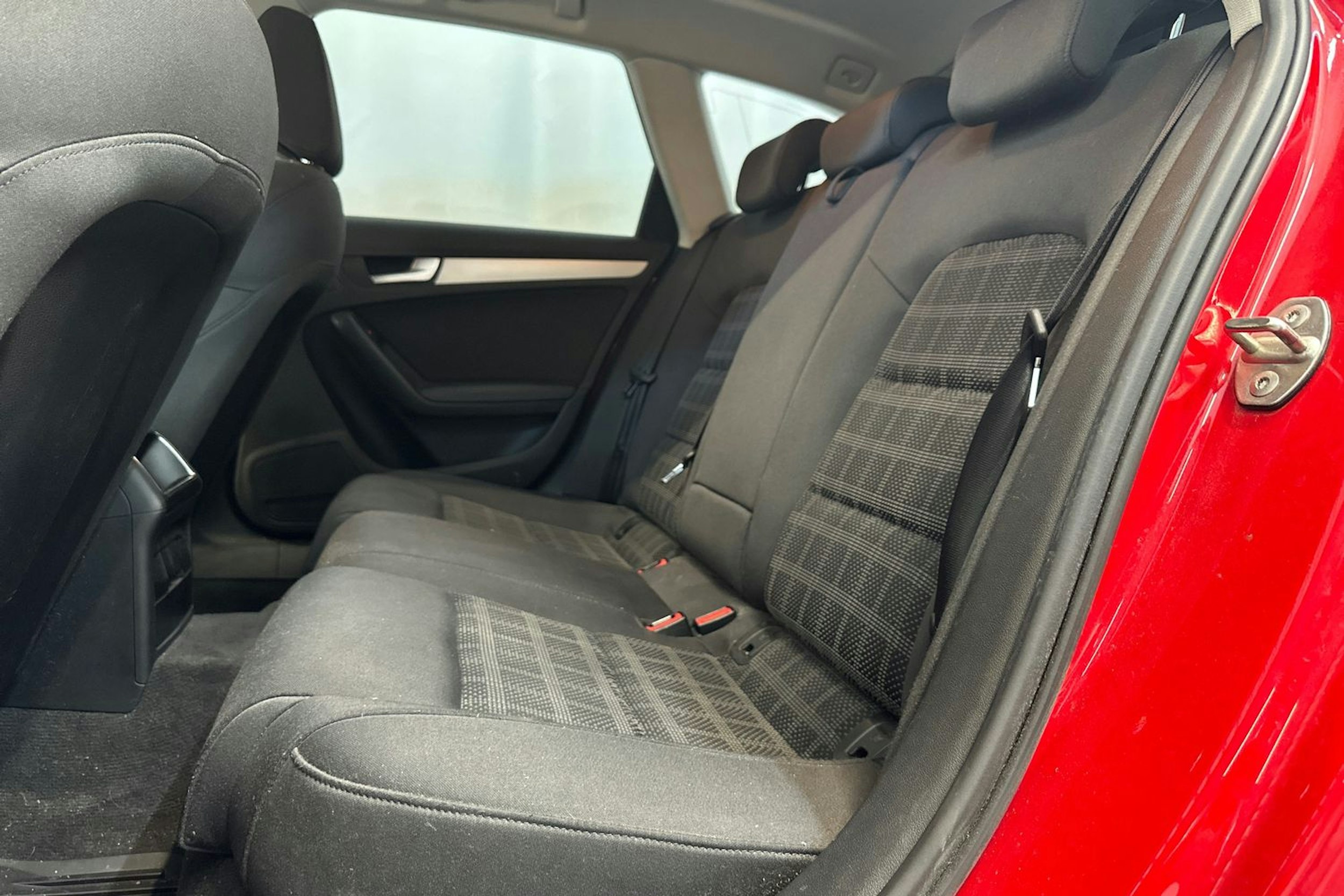 punainen Audi A4 2012 kuva 13.