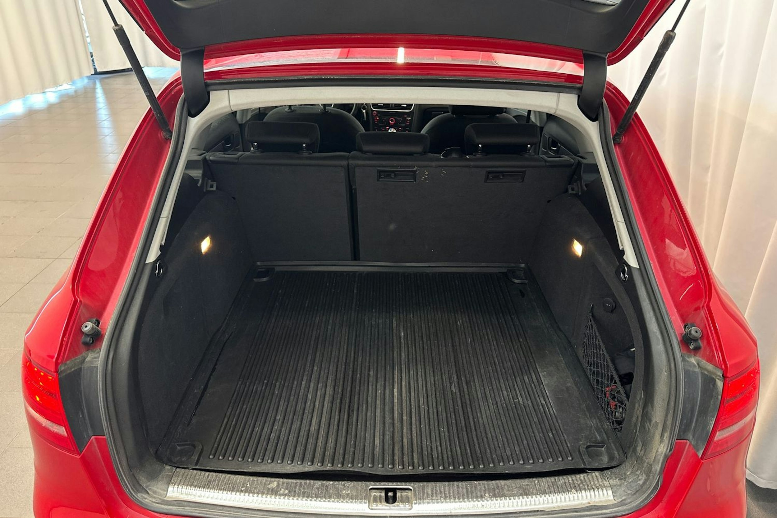 punainen Audi A4 2012 kuva 14.