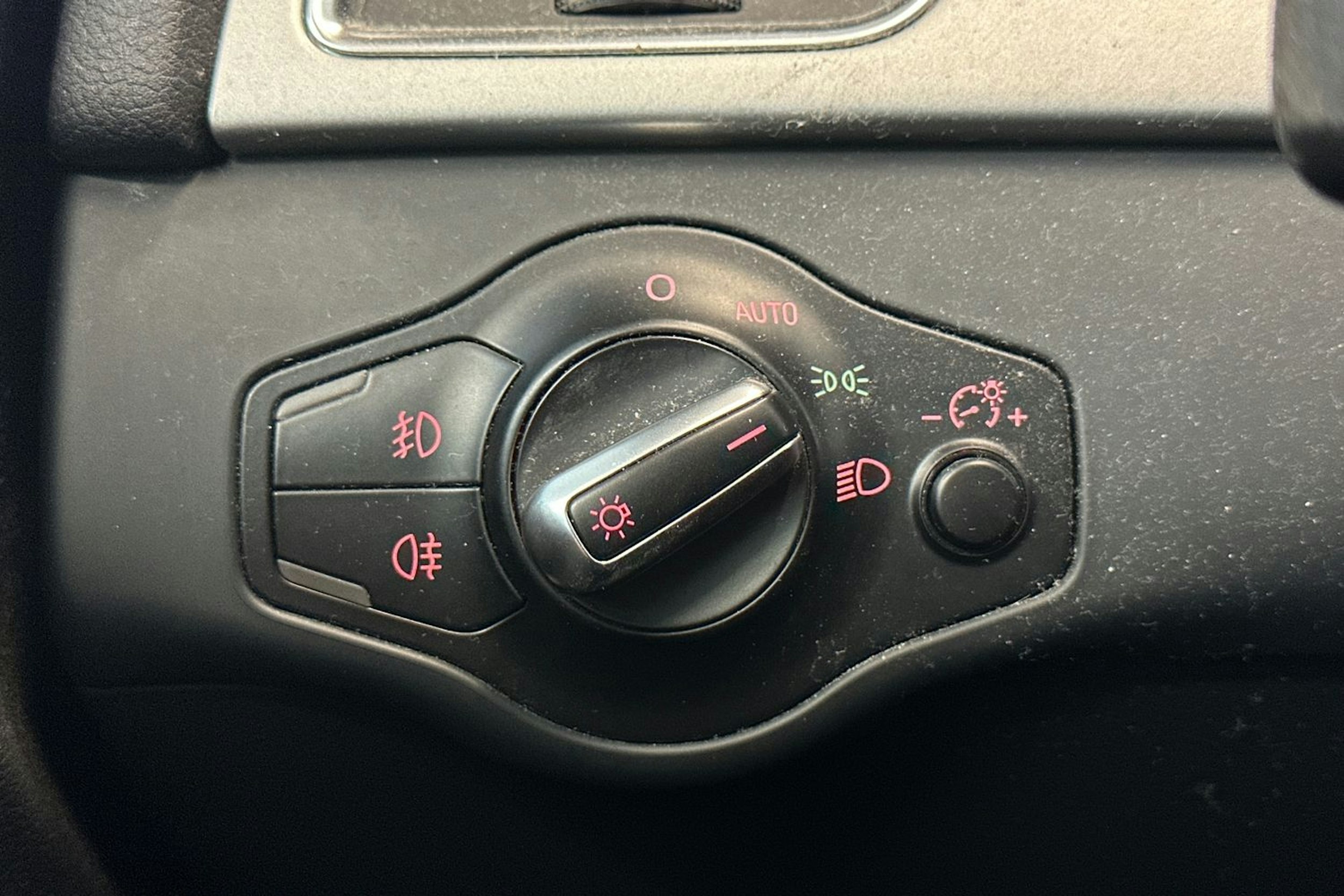 punainen Audi A4 2012 kuva 16.