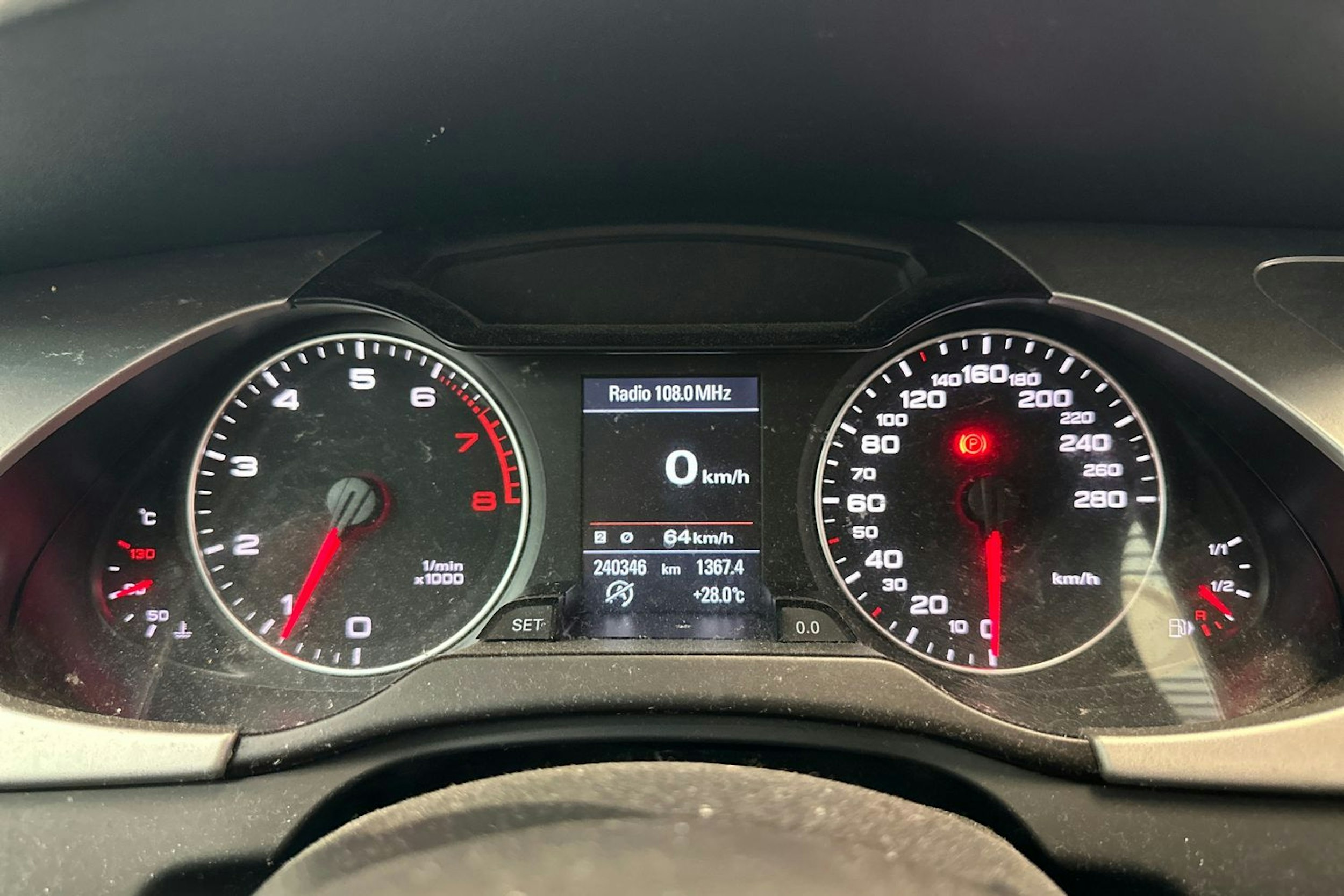 punainen Audi A4 2012 kuva 20.