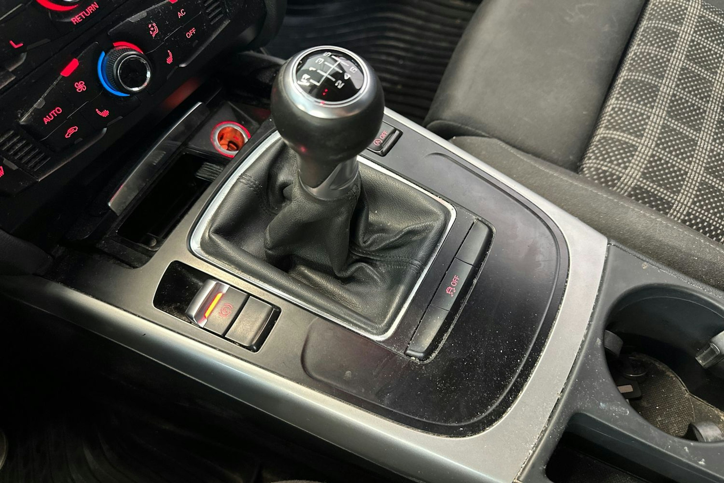 punainen Audi A4 2012 kuva 21.