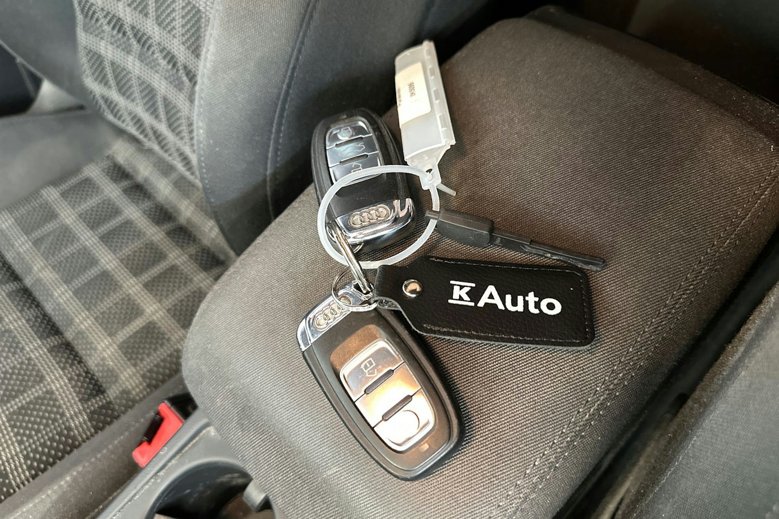 punainen Audi A4 2012 kuva 25.
