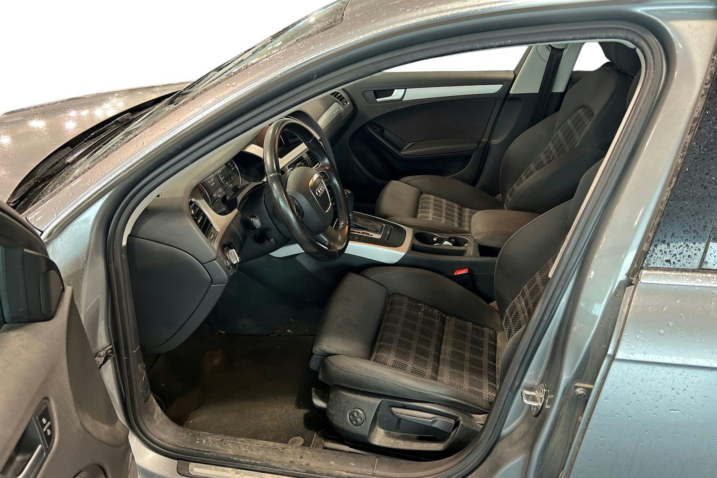 Harmaa Audi A4 2012 kuva 3.