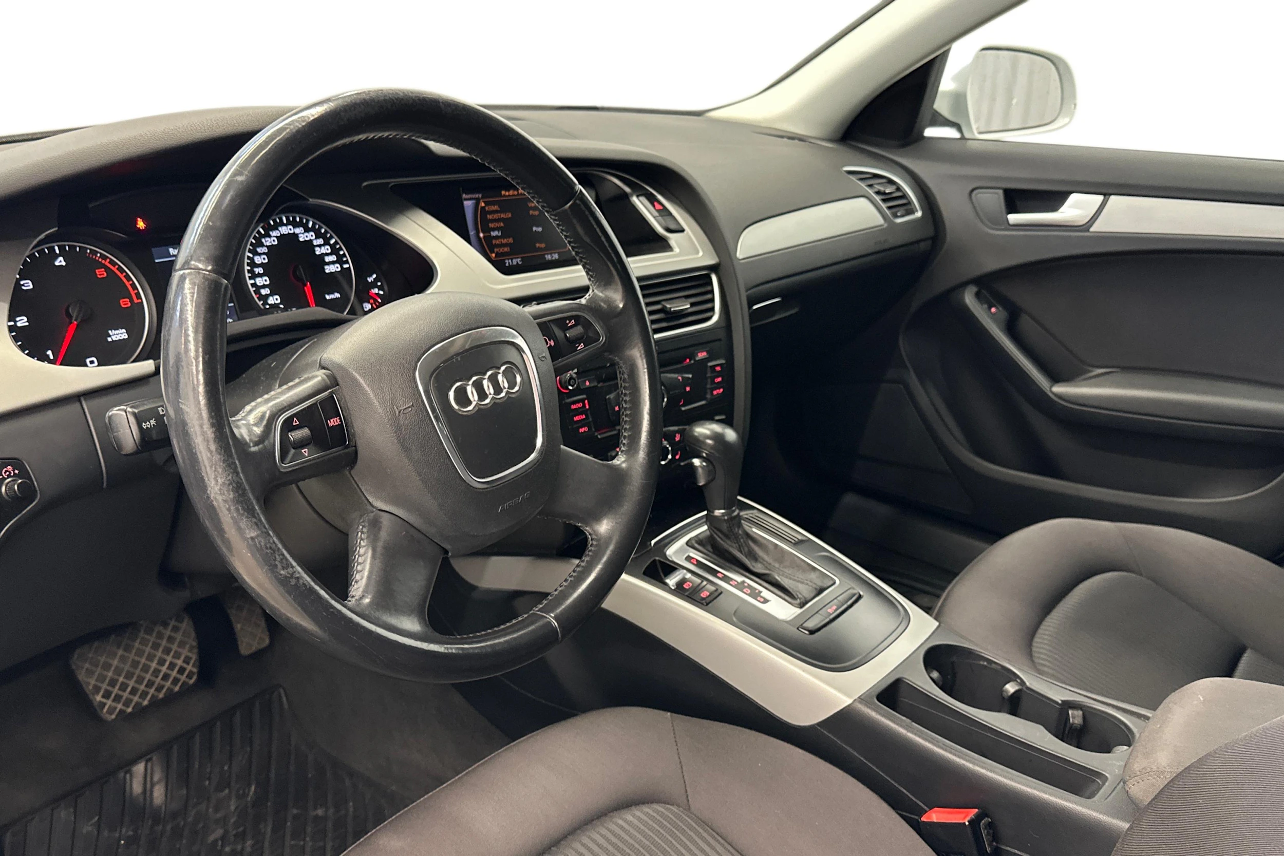 valkoinen Audi A4 2012 kuva 8.