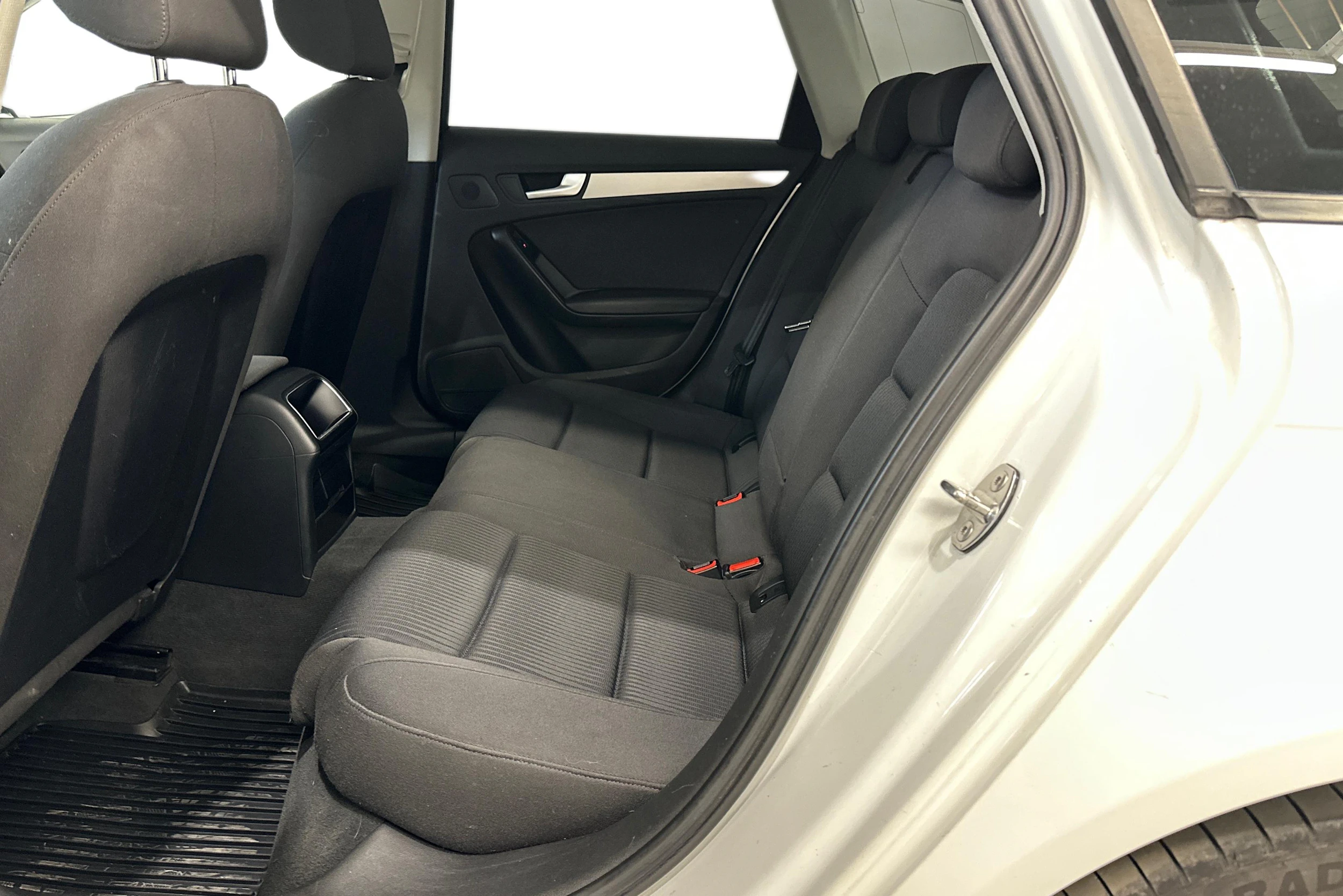 valkoinen Audi A4 2012 kuva 11.