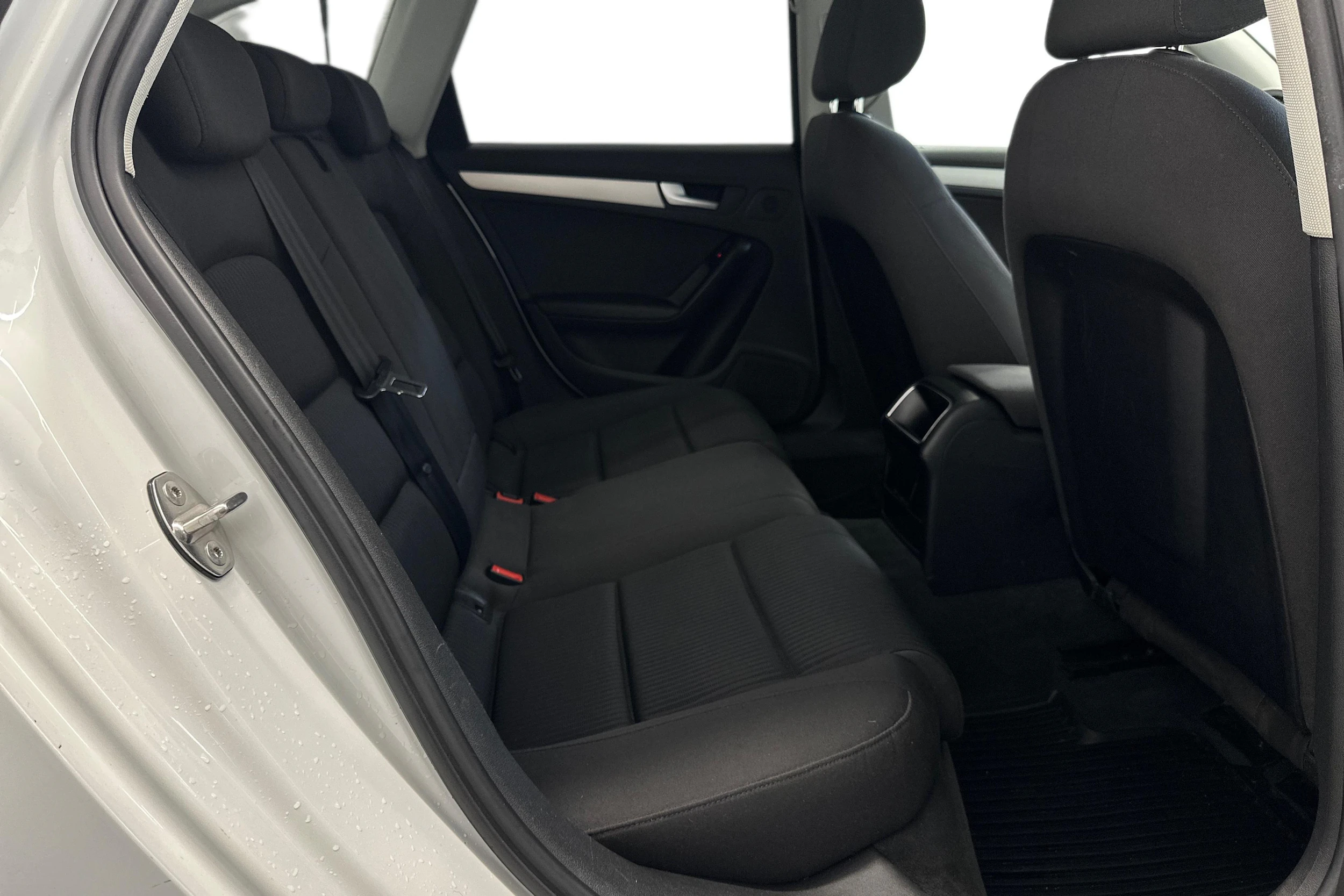 valkoinen Audi A4 2012 kuva 12.