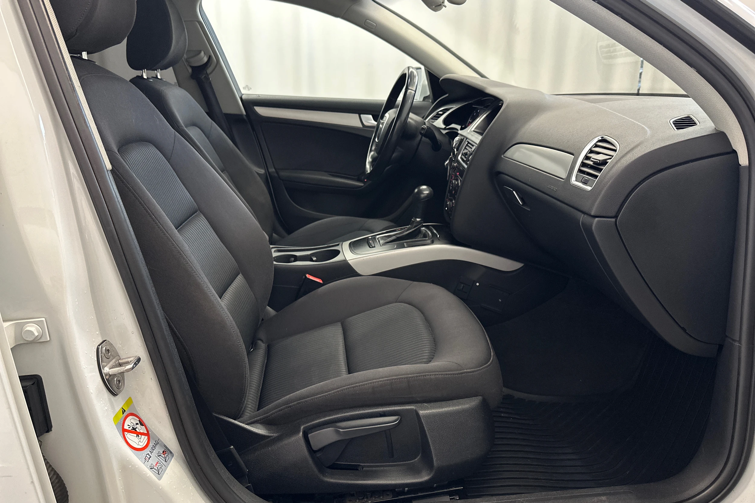 valkoinen Audi A4 2012 kuva 13.