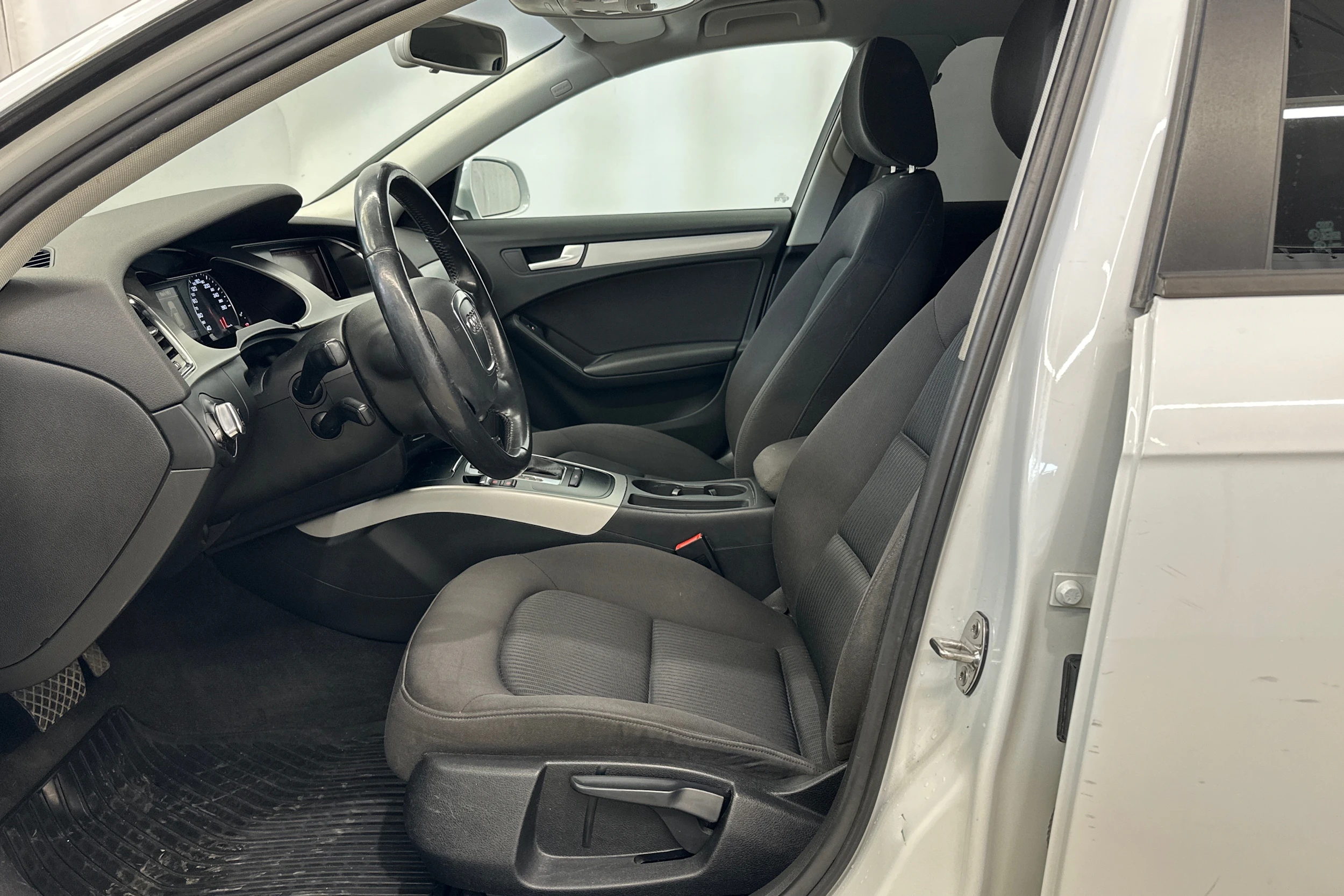 valkoinen Audi A4 2012 kuva 17.