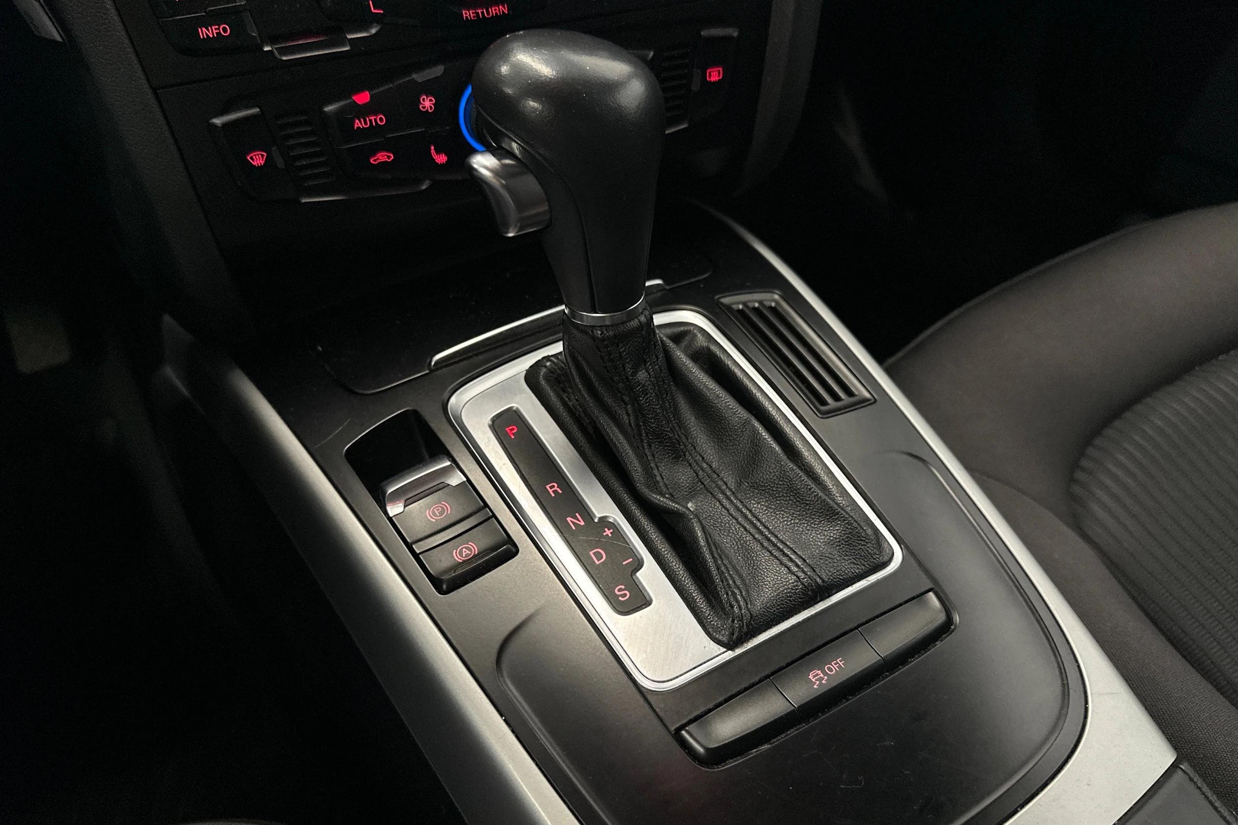 valkoinen Audi A4 2012 kuva 24.