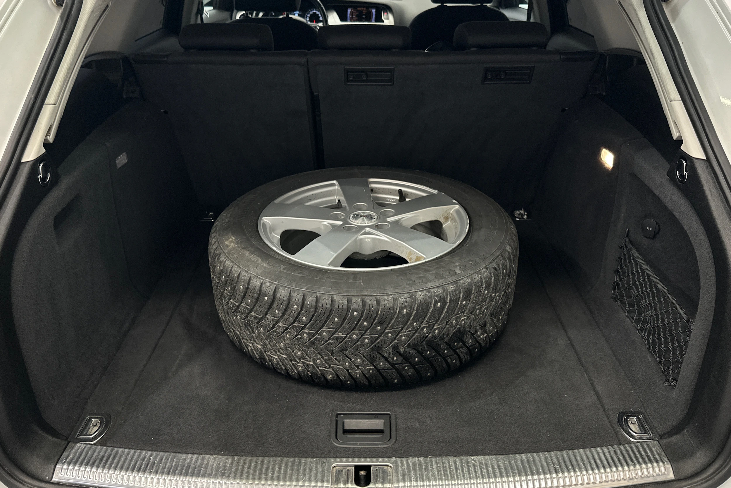 valkoinen Audi A4 2012 kuva 30.