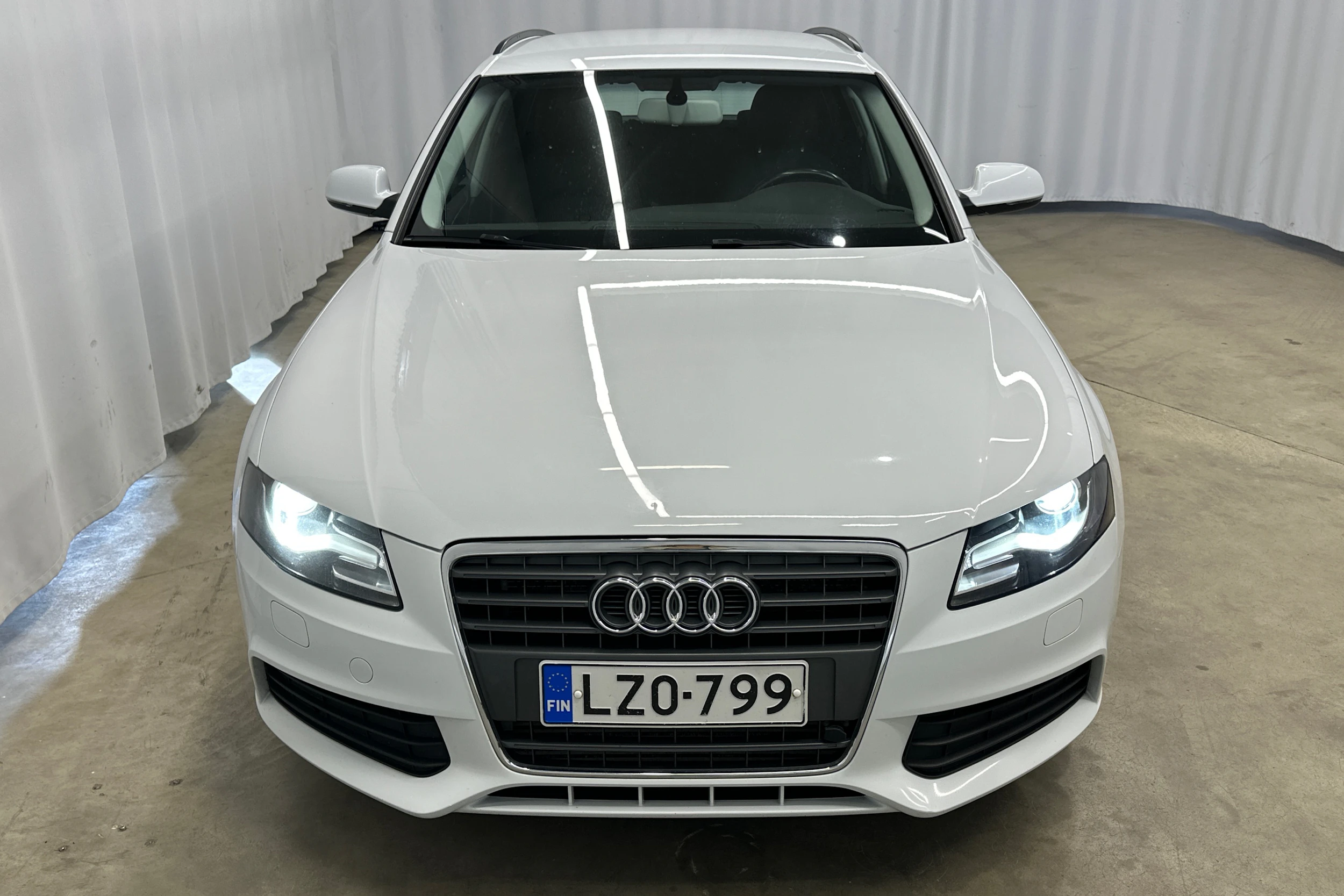 valkoinen Audi A4 2012 kuva 31.