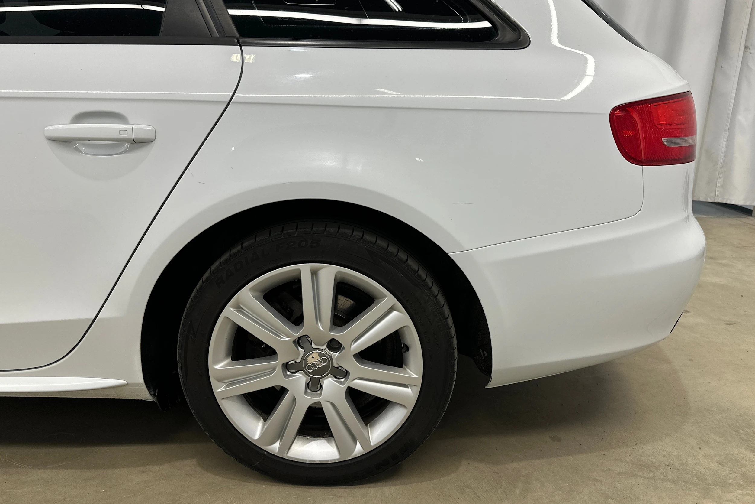 valkoinen Audi A4 2012 kuva 34.