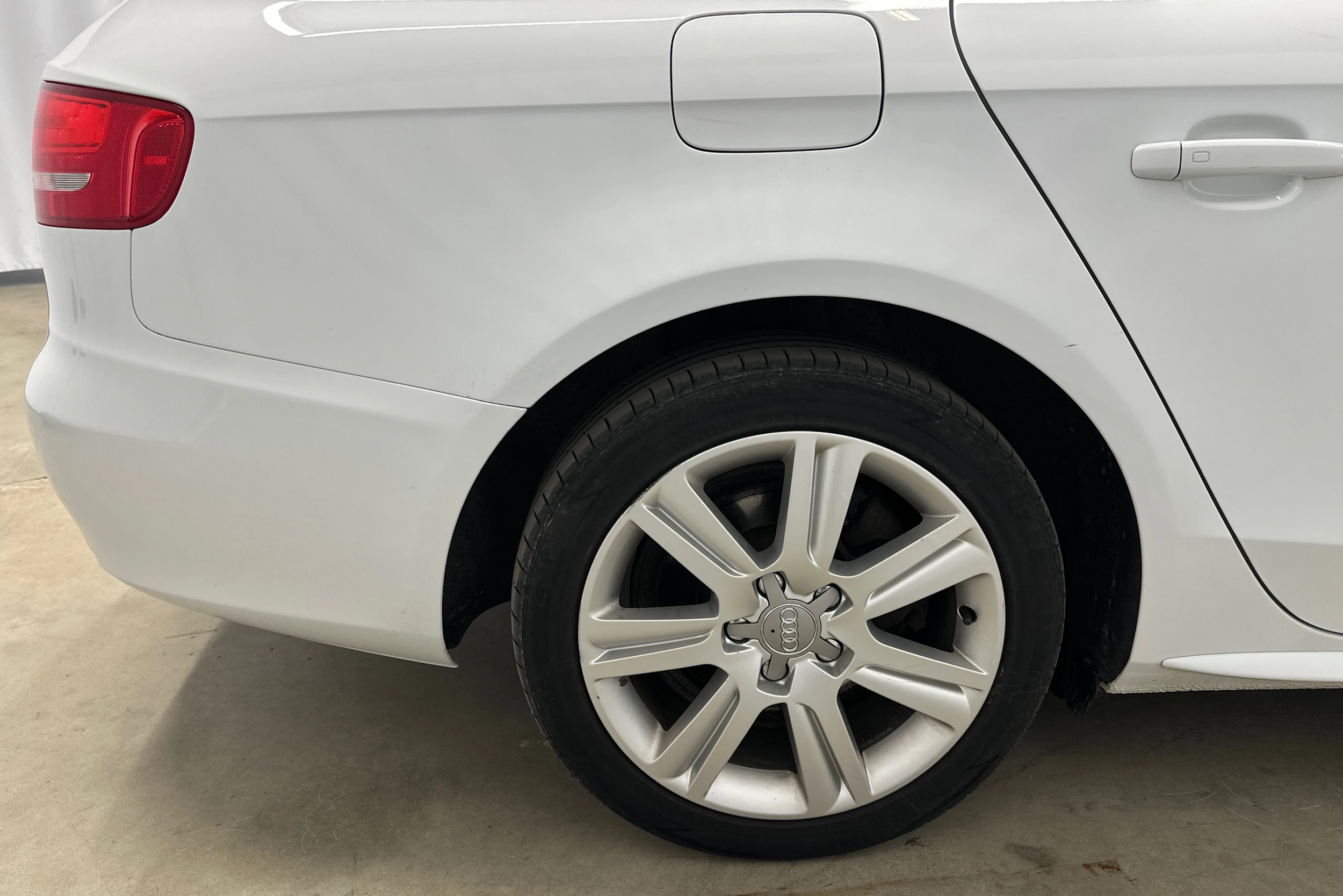 valkoinen Audi A4 2012 kuva 36.