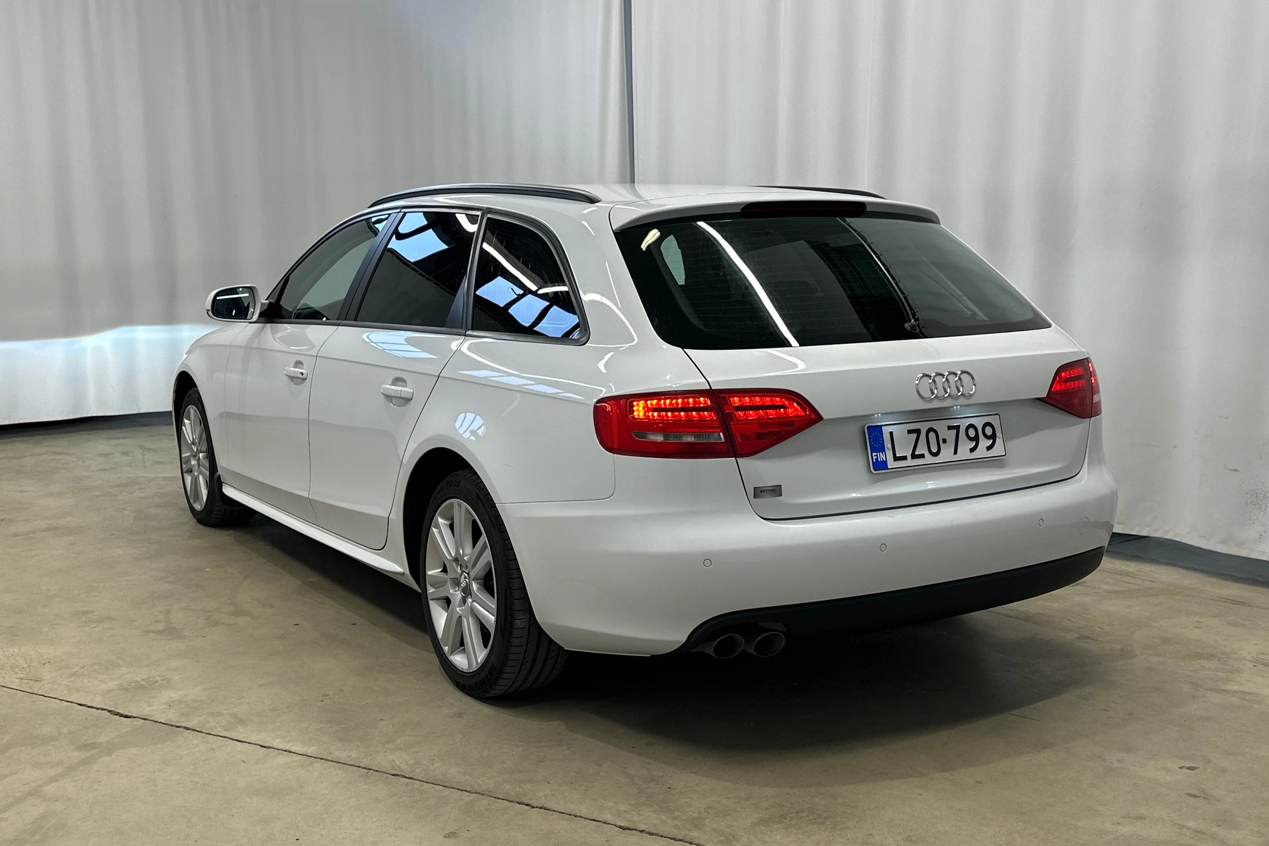 valkoinen Audi A4 2012 kuva 42.