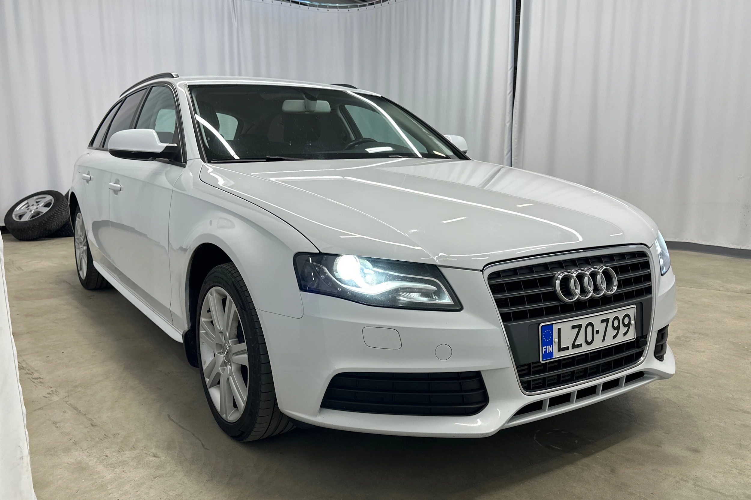 valkoinen Audi A4 2012 kuva 43.