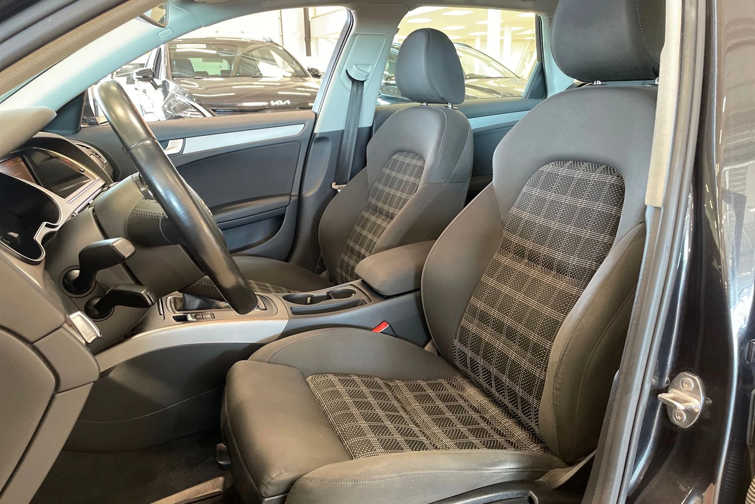 harmaa Audi A4 2012 kuva 11.