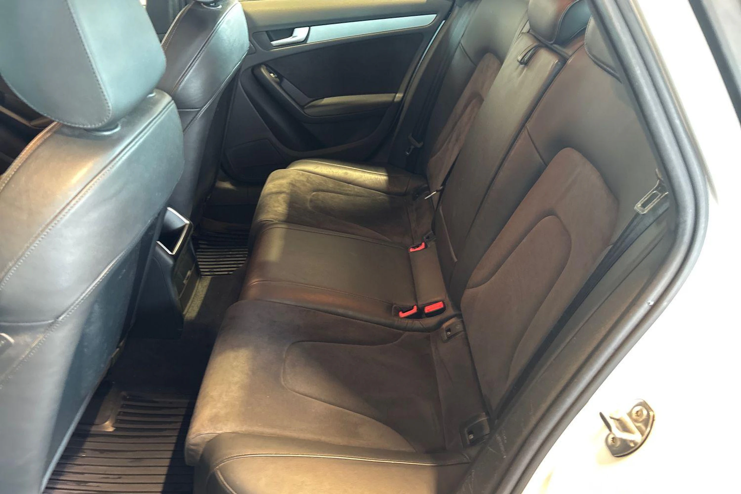 Valkoinen Audi A4 2012 kuva 8.