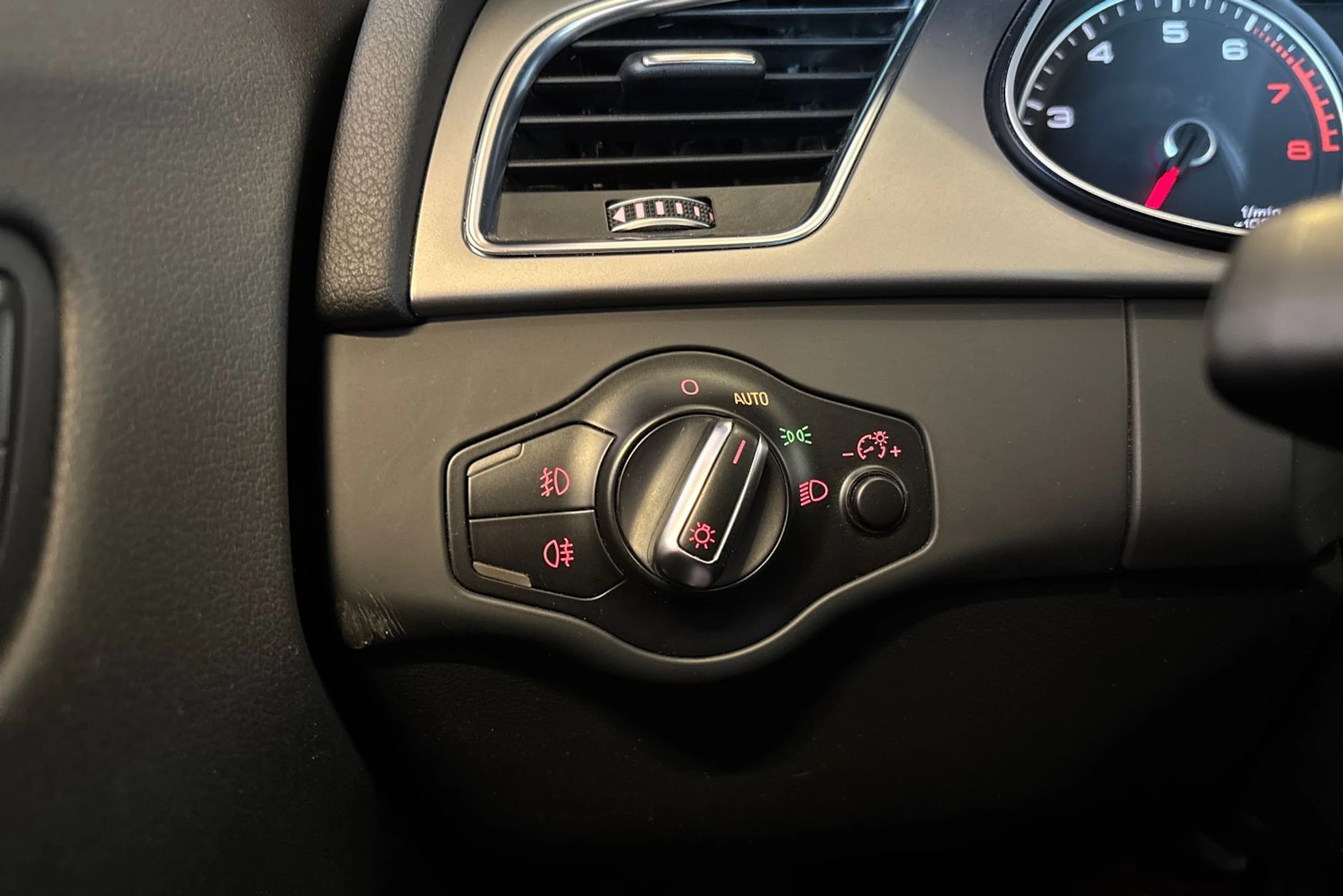 Valkoinen Audi A4 2012 kuva 12.