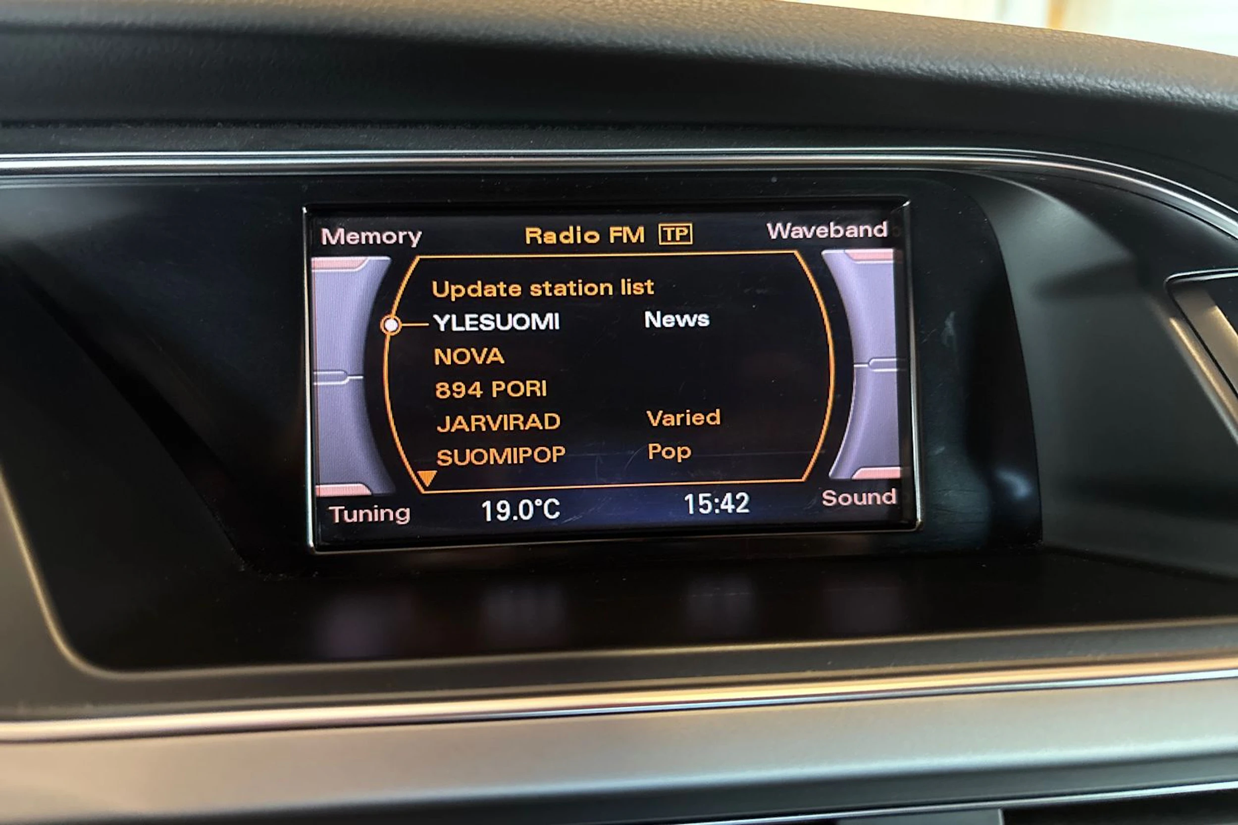 Valkoinen Audi A4 2012 kuva 14.