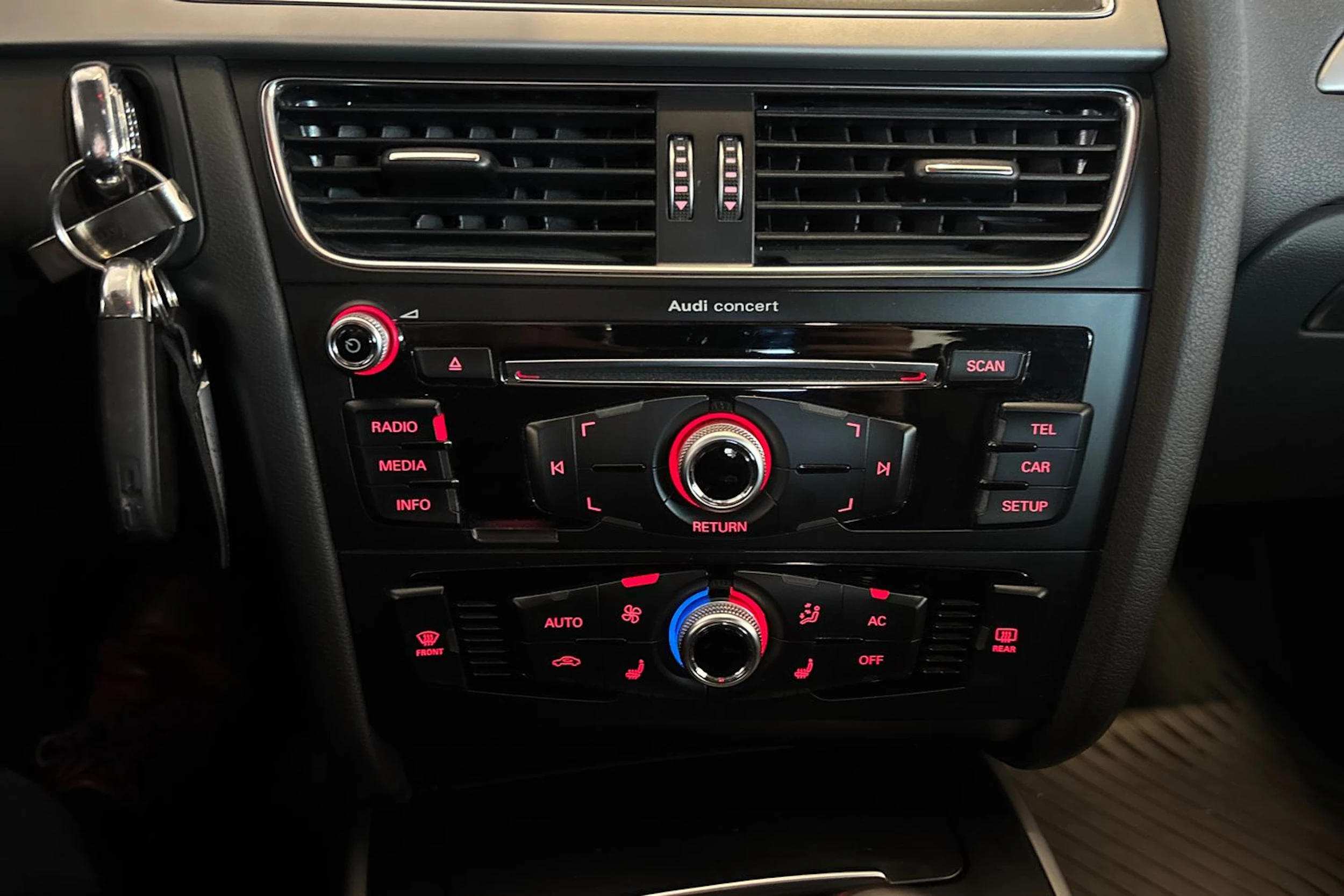 Valkoinen Audi A4 2012 kuva 15.