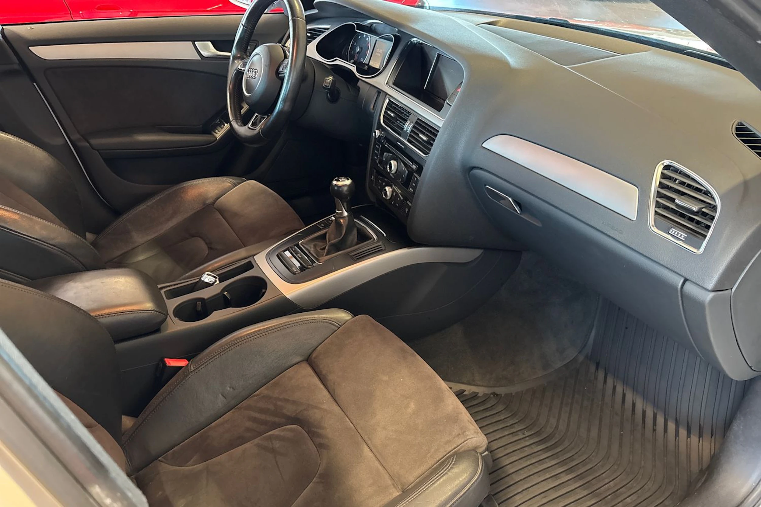 Valkoinen Audi A4 2012 kuva 16.