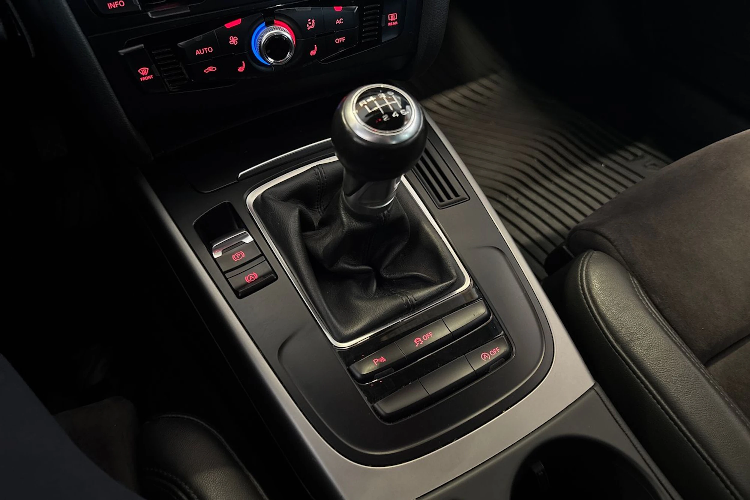 Valkoinen Audi A4 2012 kuva 17.