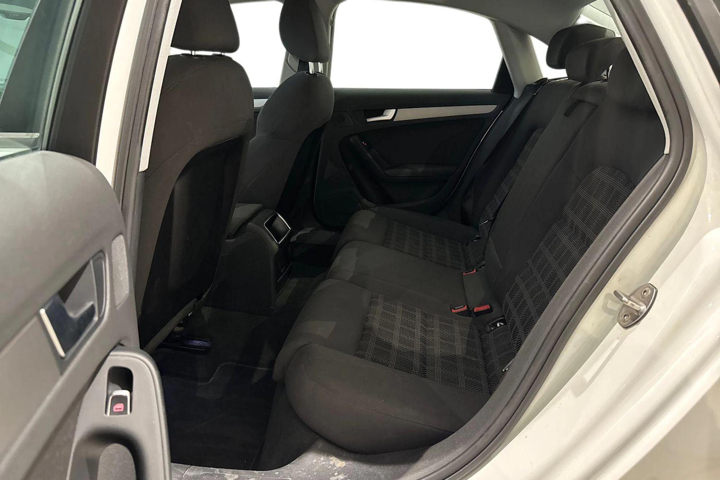 valkoinen Audi A4 2012 kuva 11.