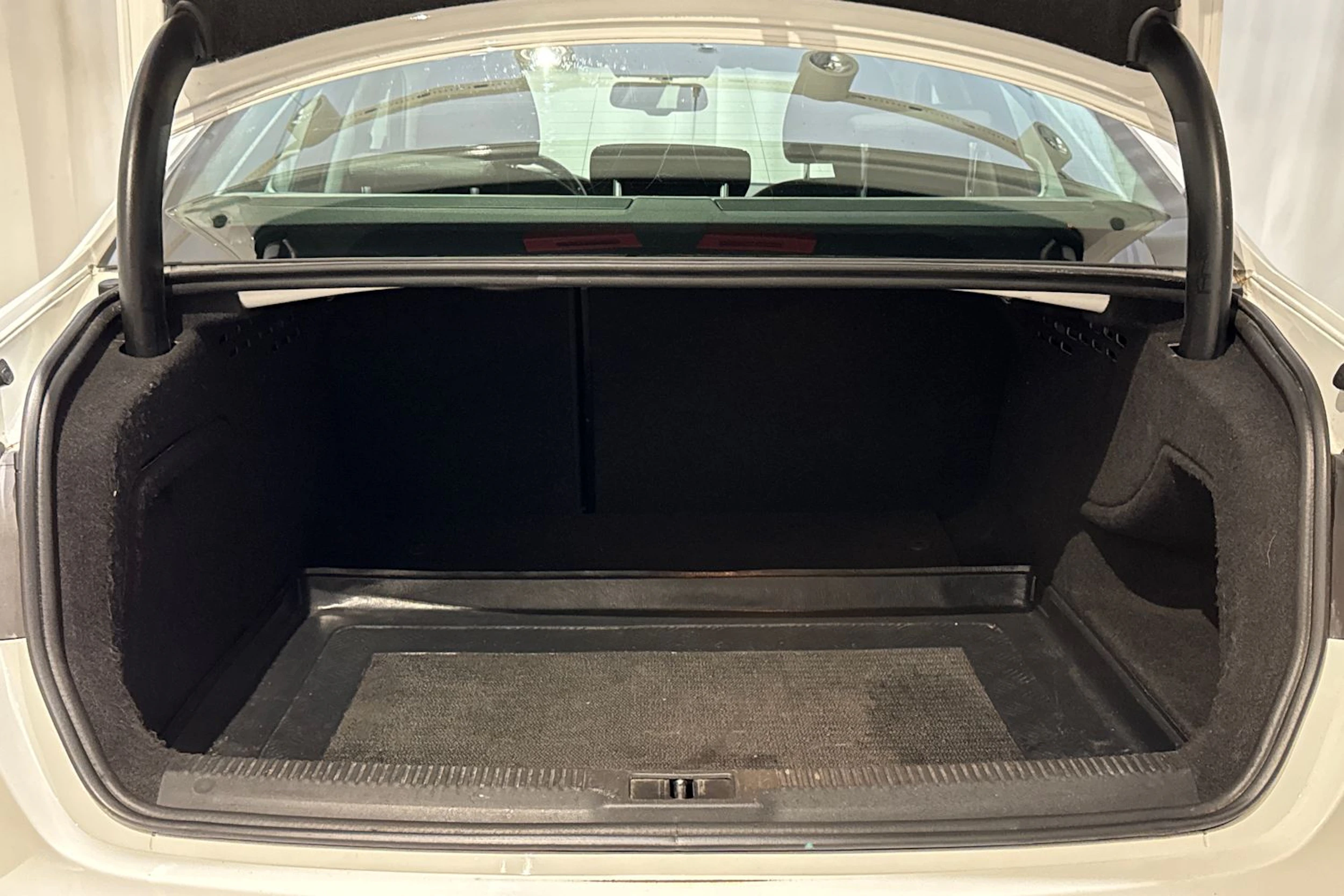 valkoinen Audi A4 2012 kuva 17.