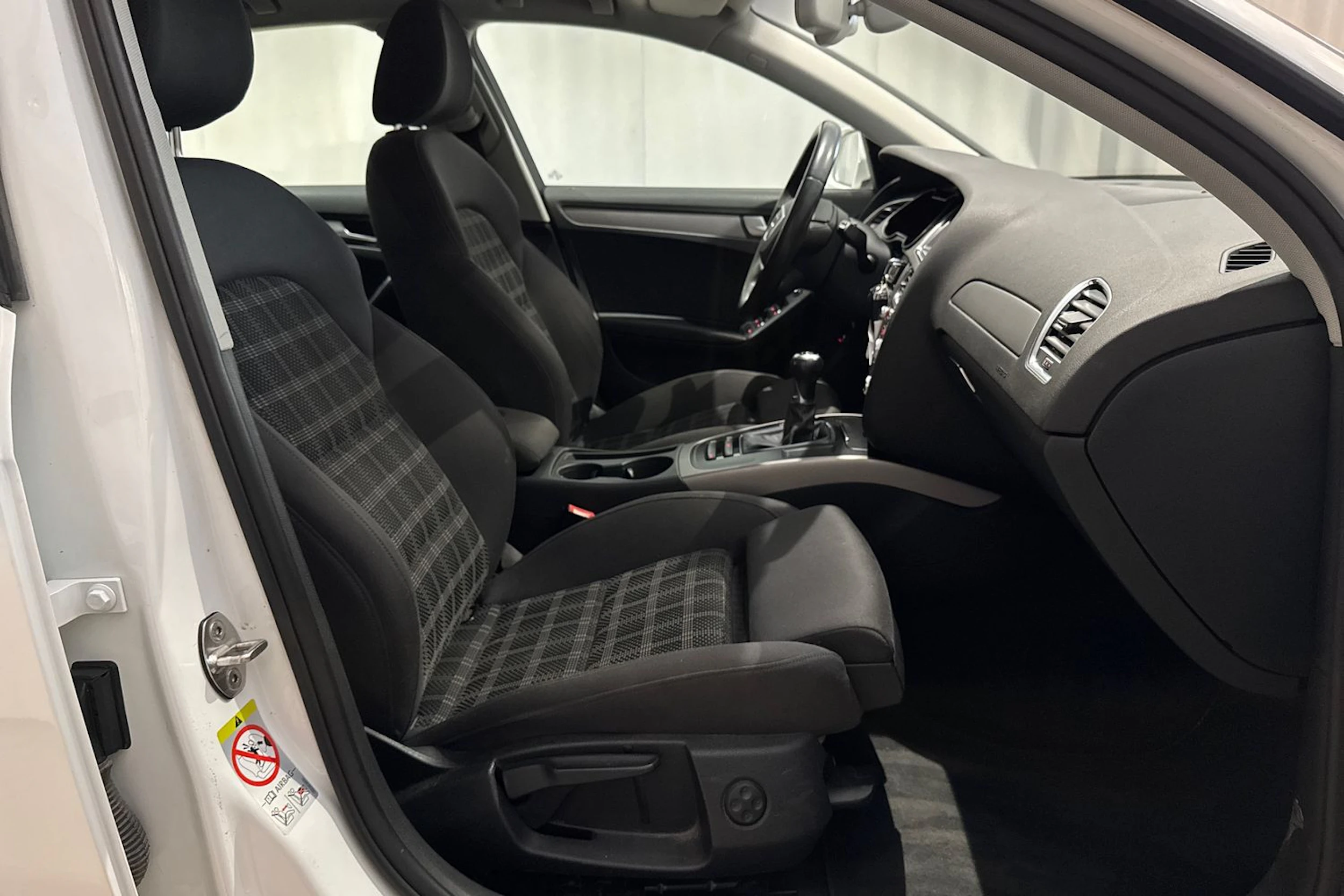 valkoinen Audi A4 2012 kuva 27.