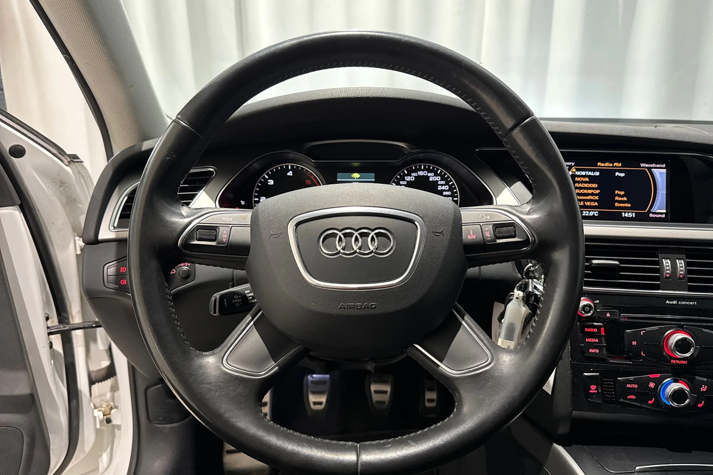 valkoinen Audi A4 2012 kuva 28.