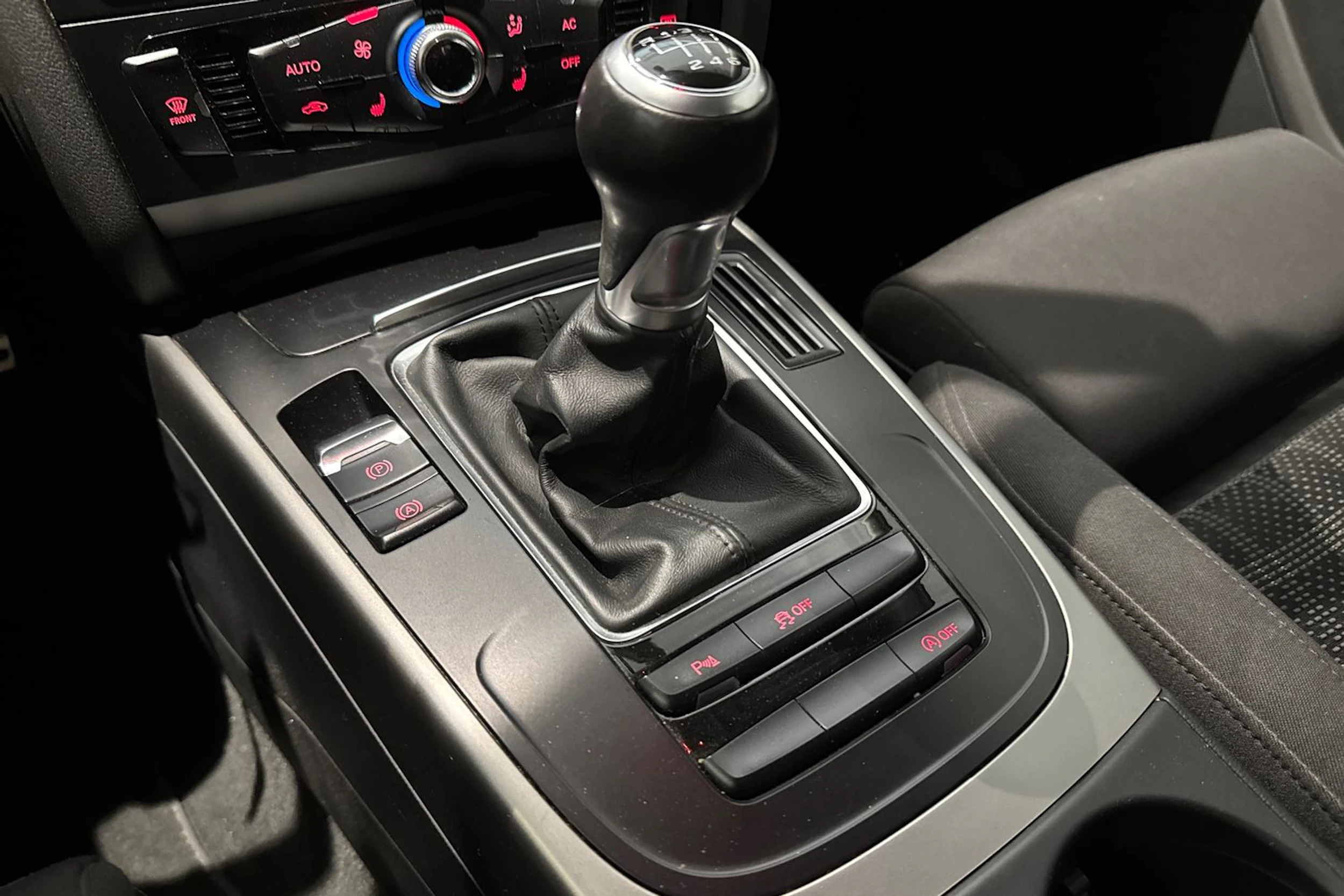valkoinen Audi A4 2012 kuva 34.