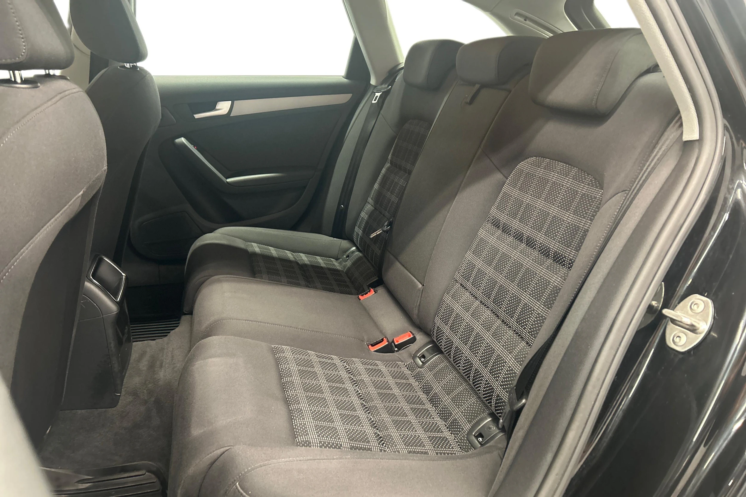 Musta Audi A4 2012 kuva 11.