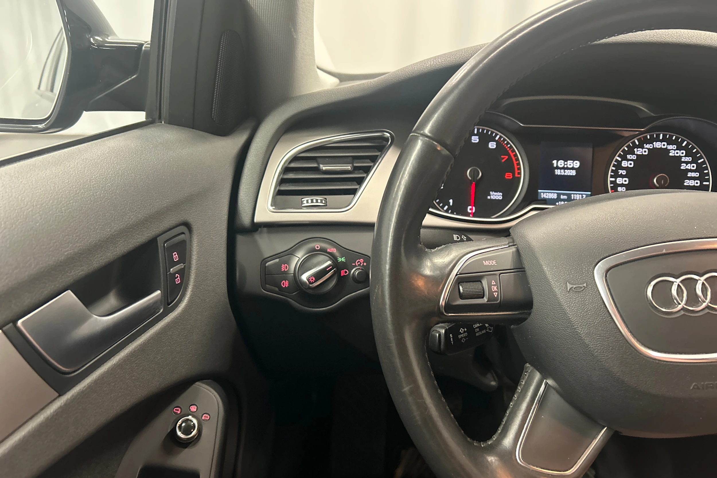 Musta Audi A4 2012 kuva 15.