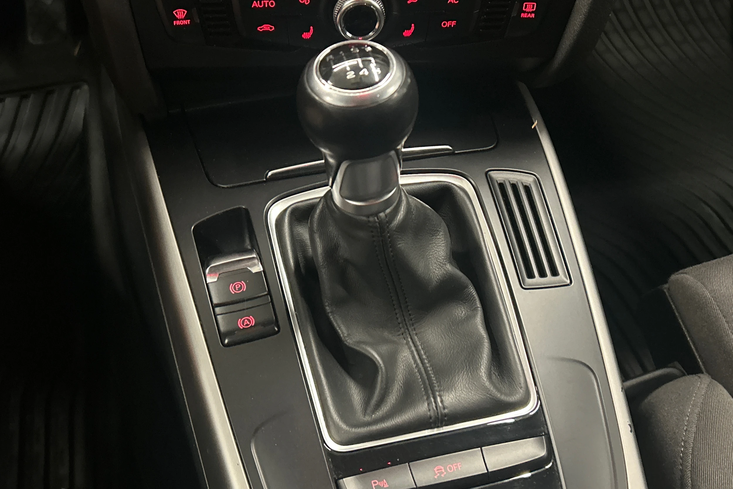 Musta Audi A4 2012 kuva 21.