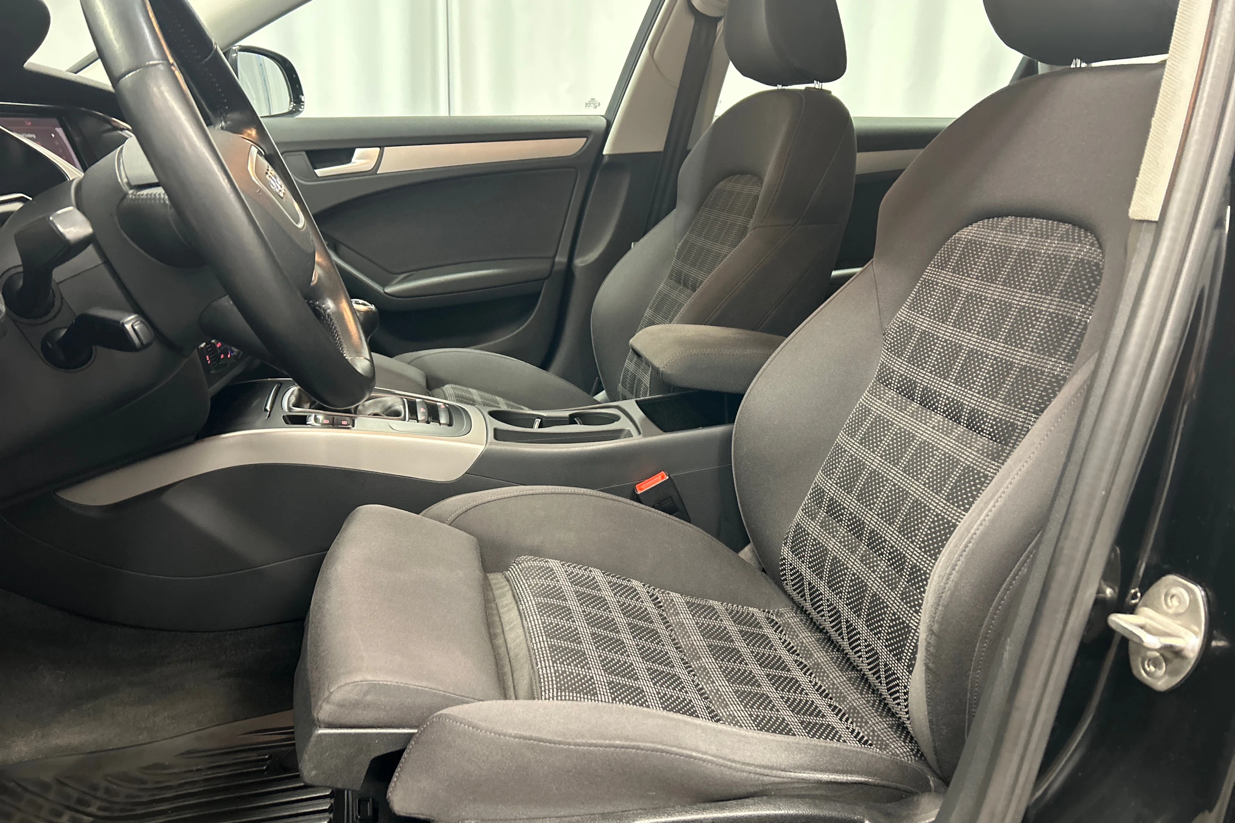 Musta Audi A4 2012 kuva 25.