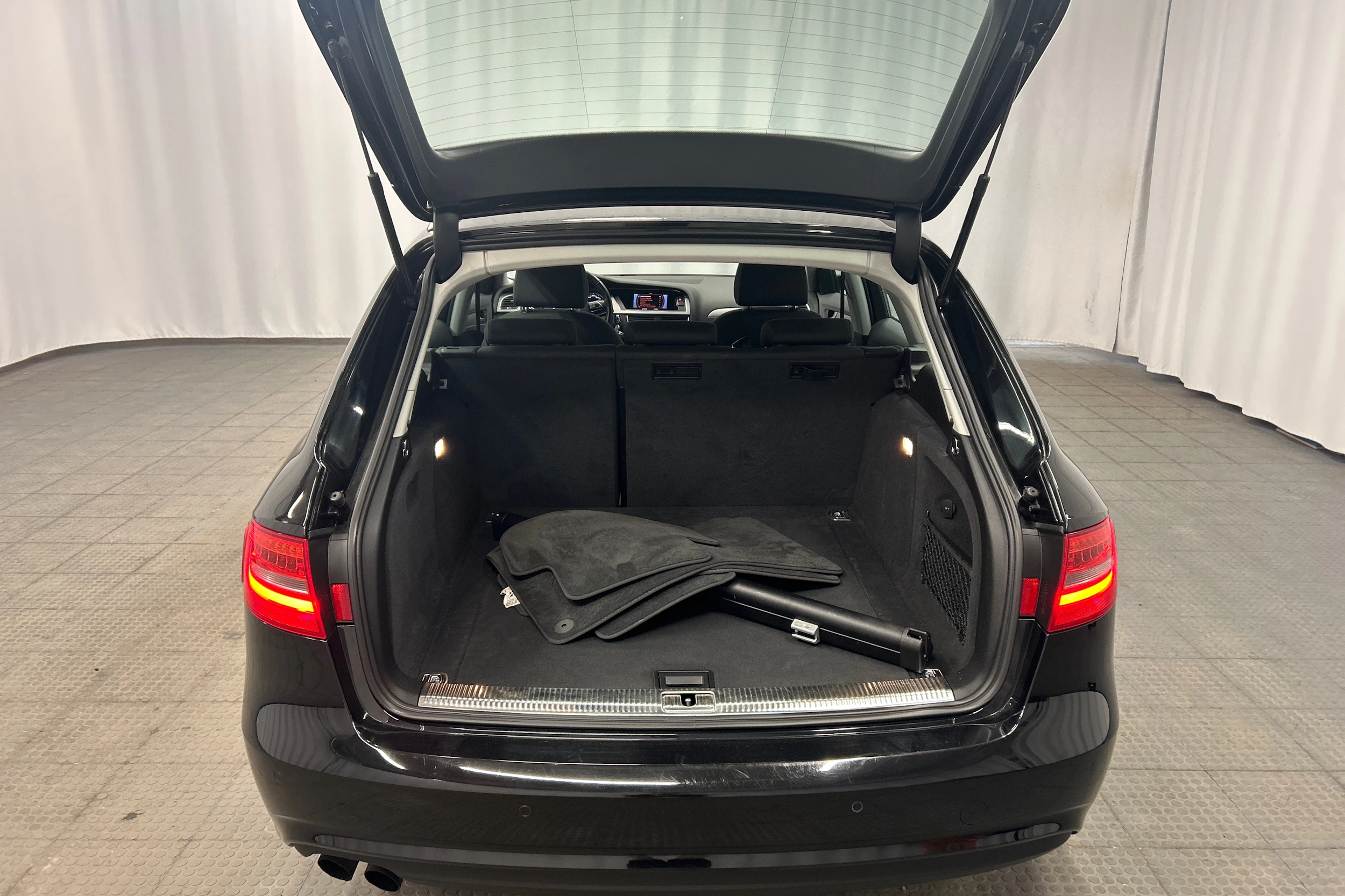 Musta Audi A4 2012 kuva 26.