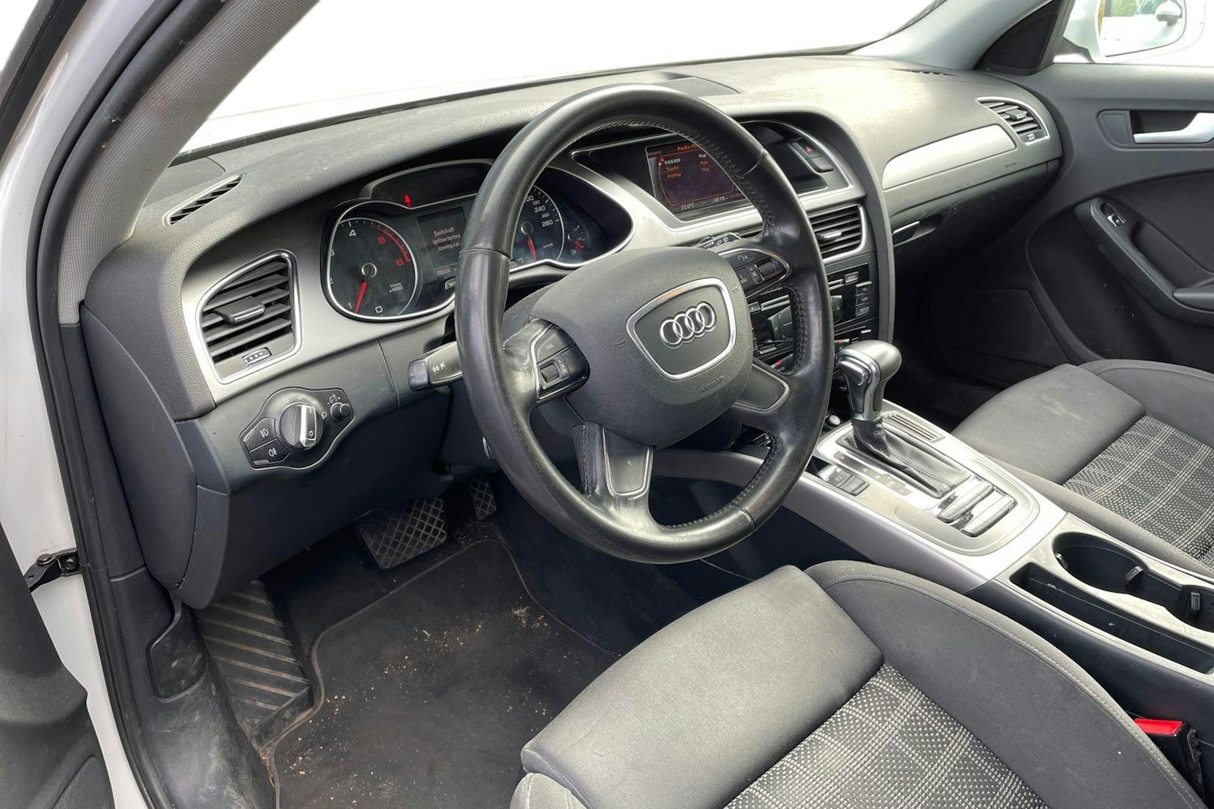 valkoinen Audi A4 2012 kuva 3.