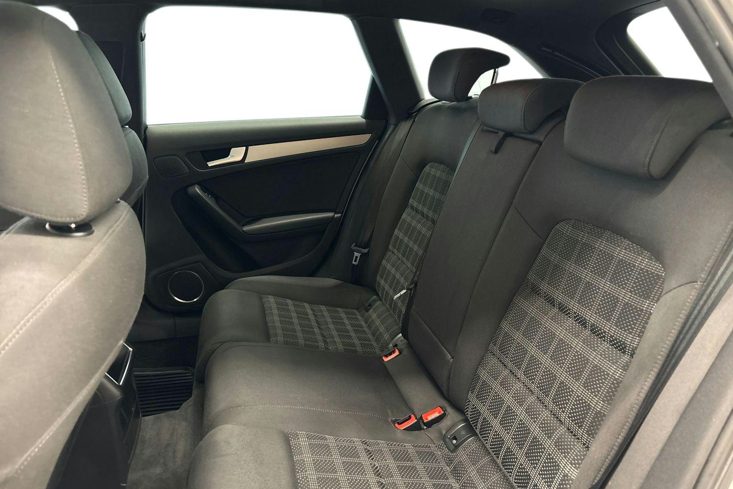 valkoinen Audi A4 2012 kuva 10.