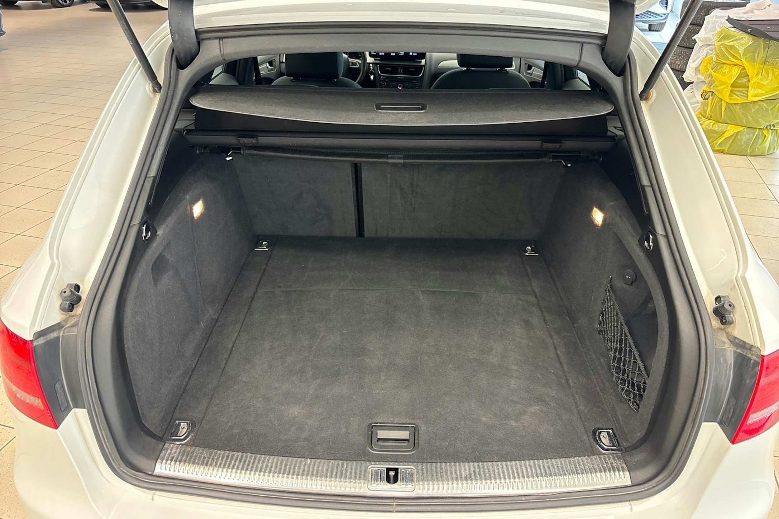 valkoinen Audi A4 2012 kuva 15.