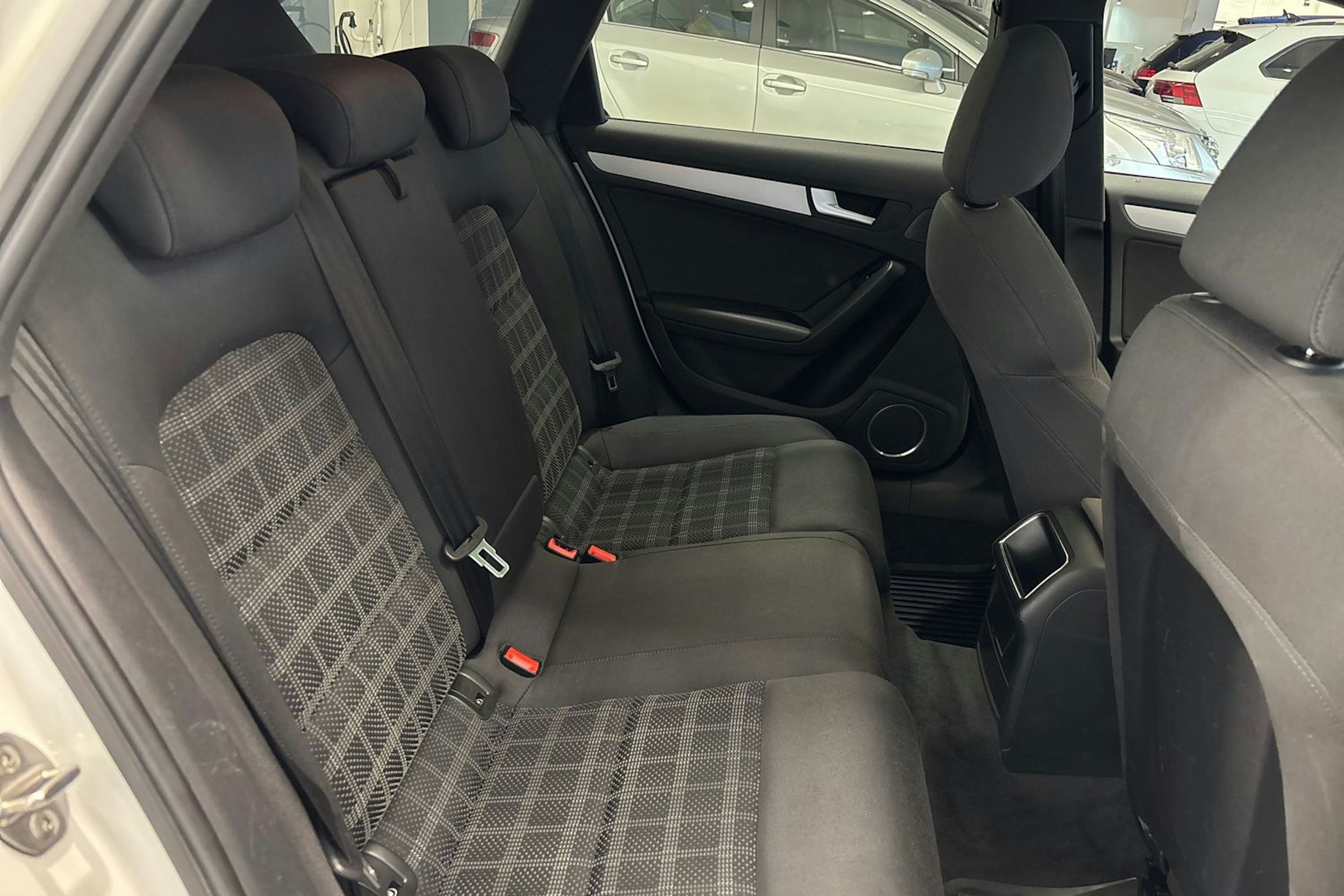 valkoinen Audi A4 2012 kuva 16.