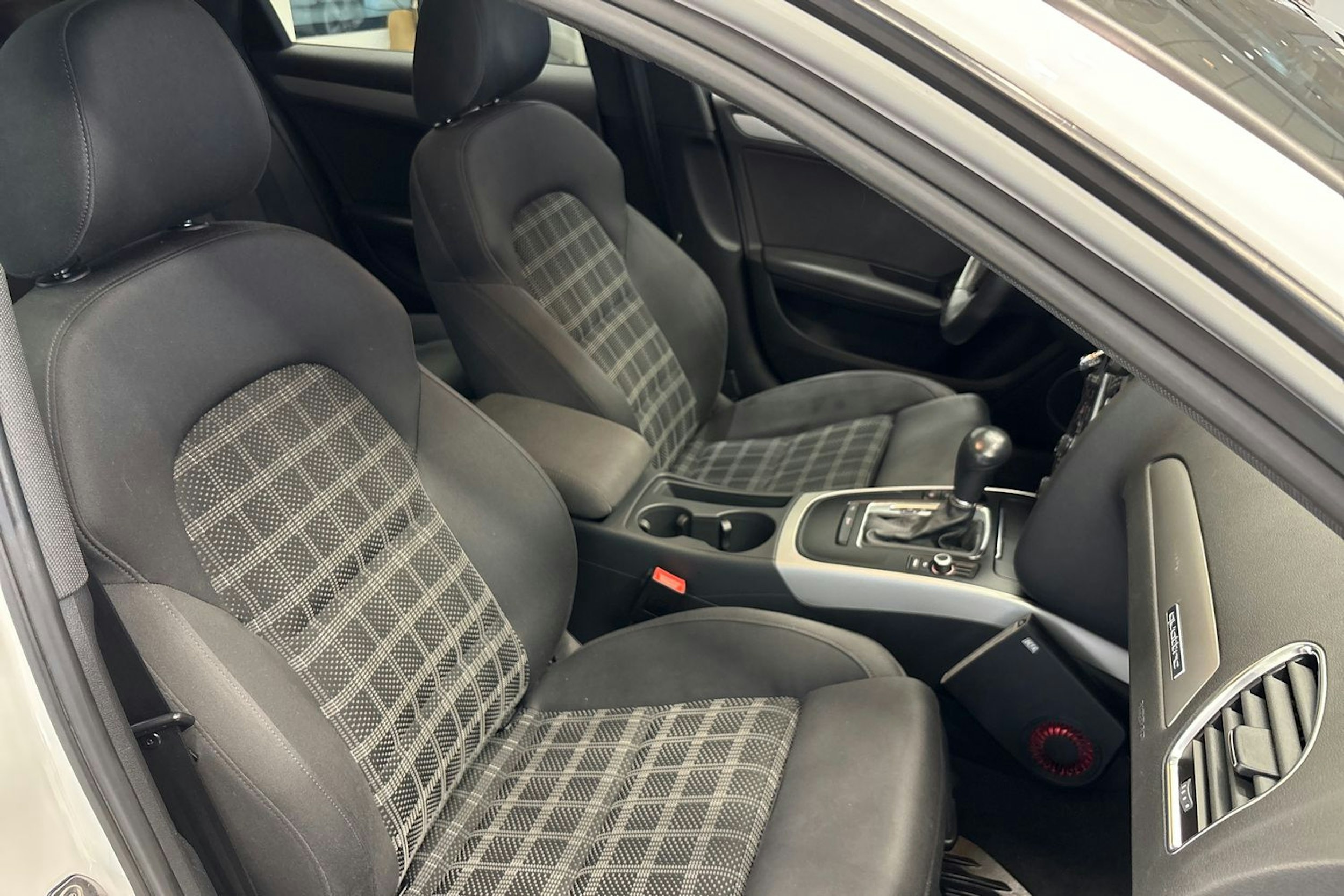 valkoinen Audi A4 2012 kuva 17.