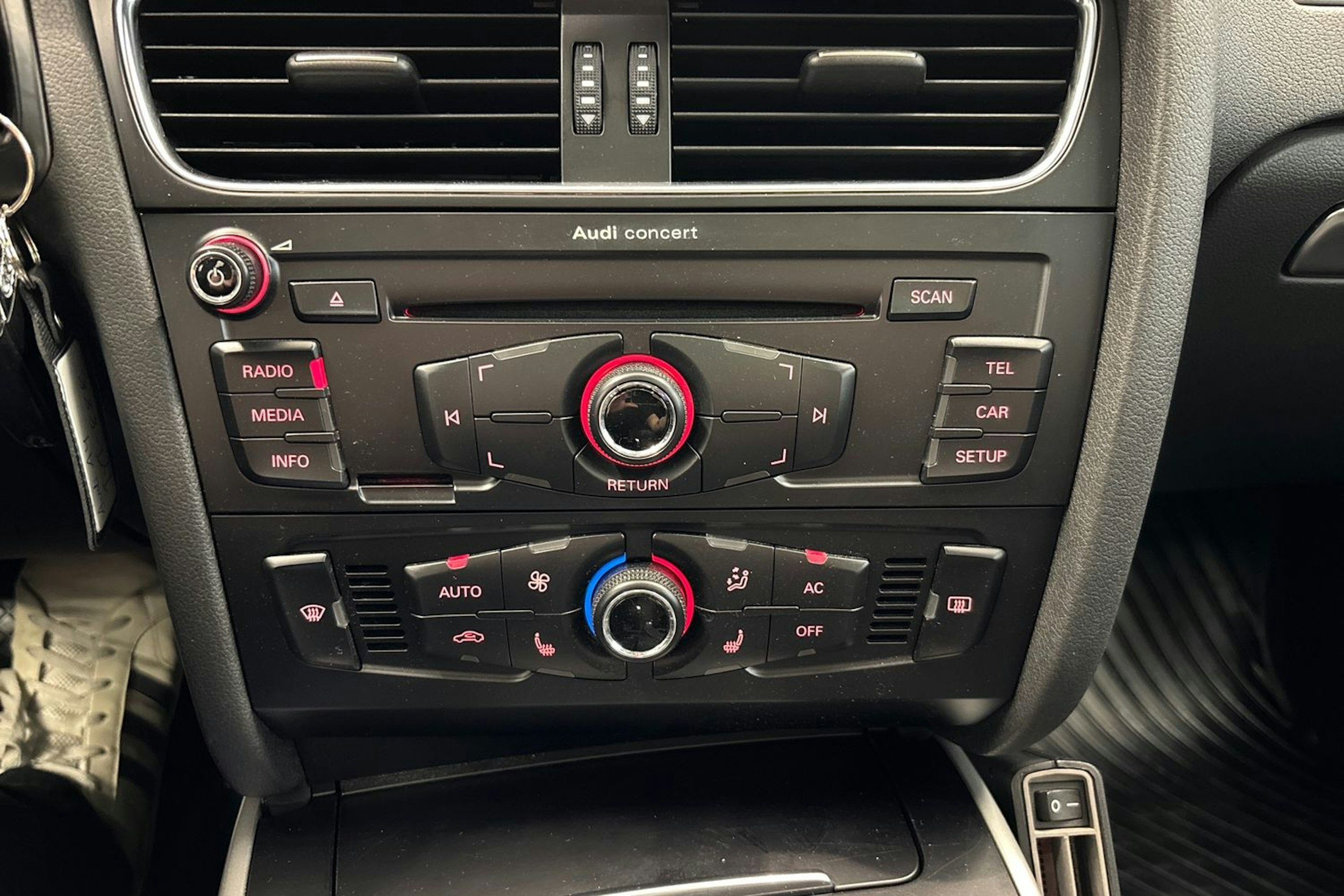 valkoinen Audi A4 2012 kuva 23.