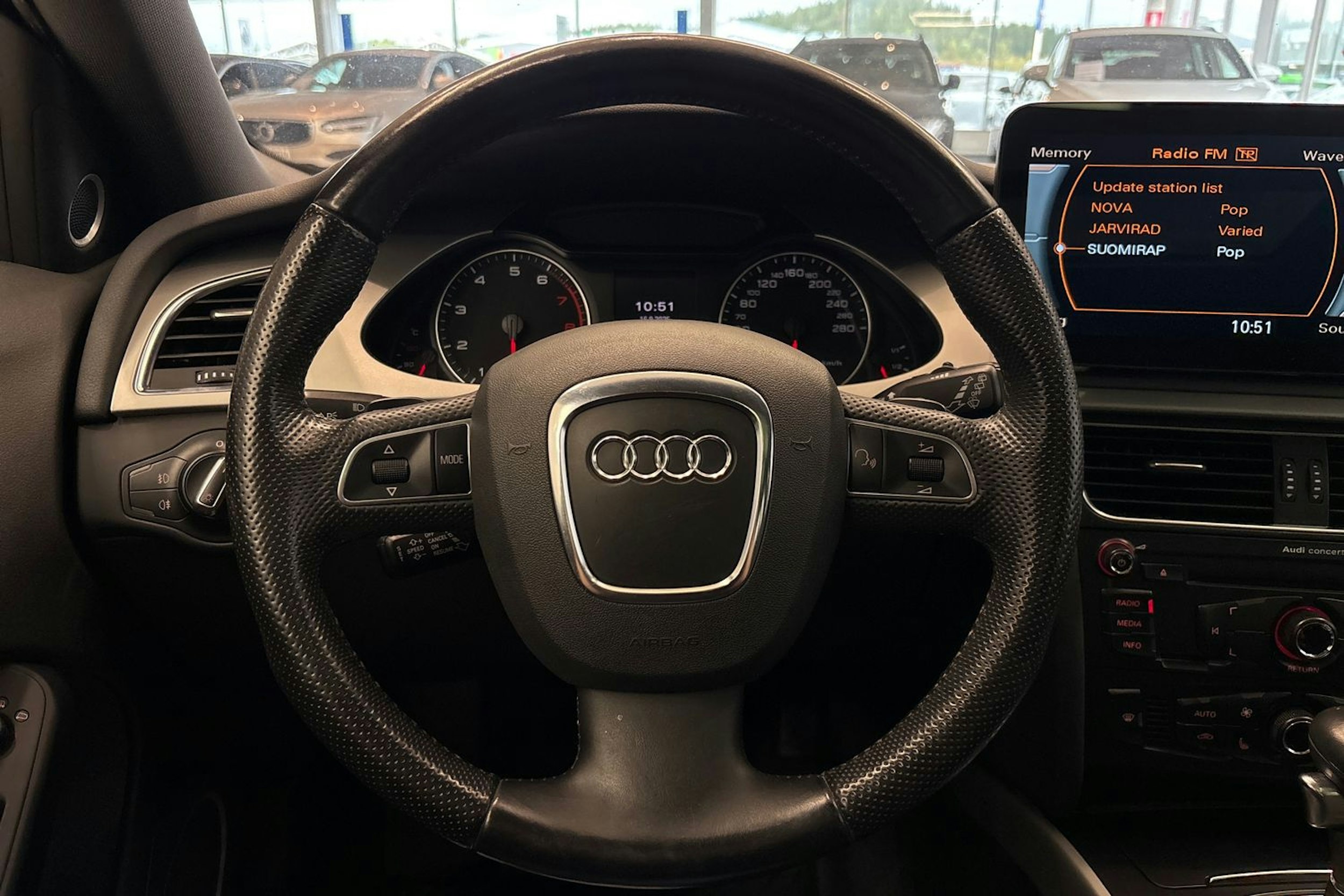valkoinen Audi A4 2012 kuva 25.