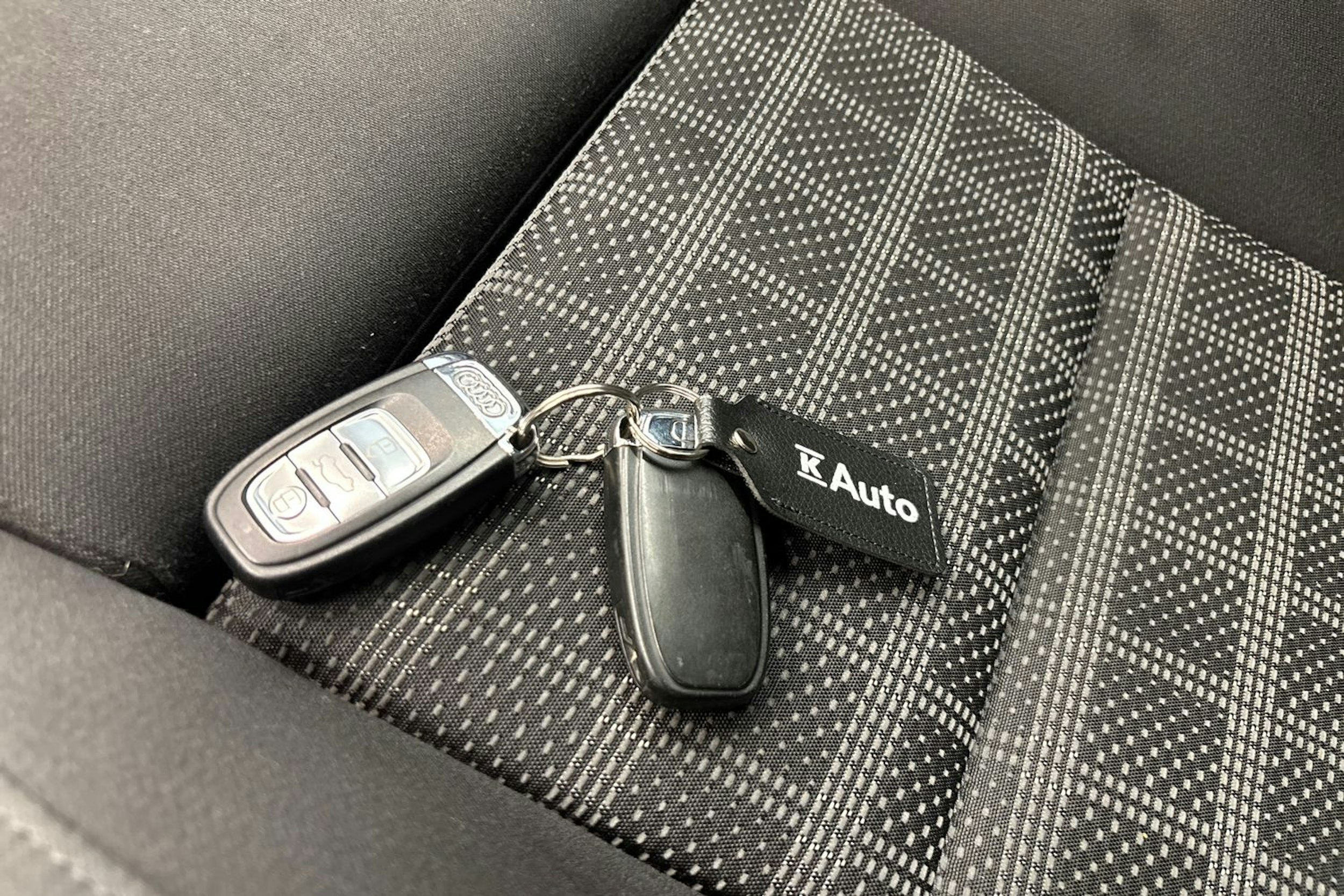 valkoinen Audi A4 2012 kuva 31.