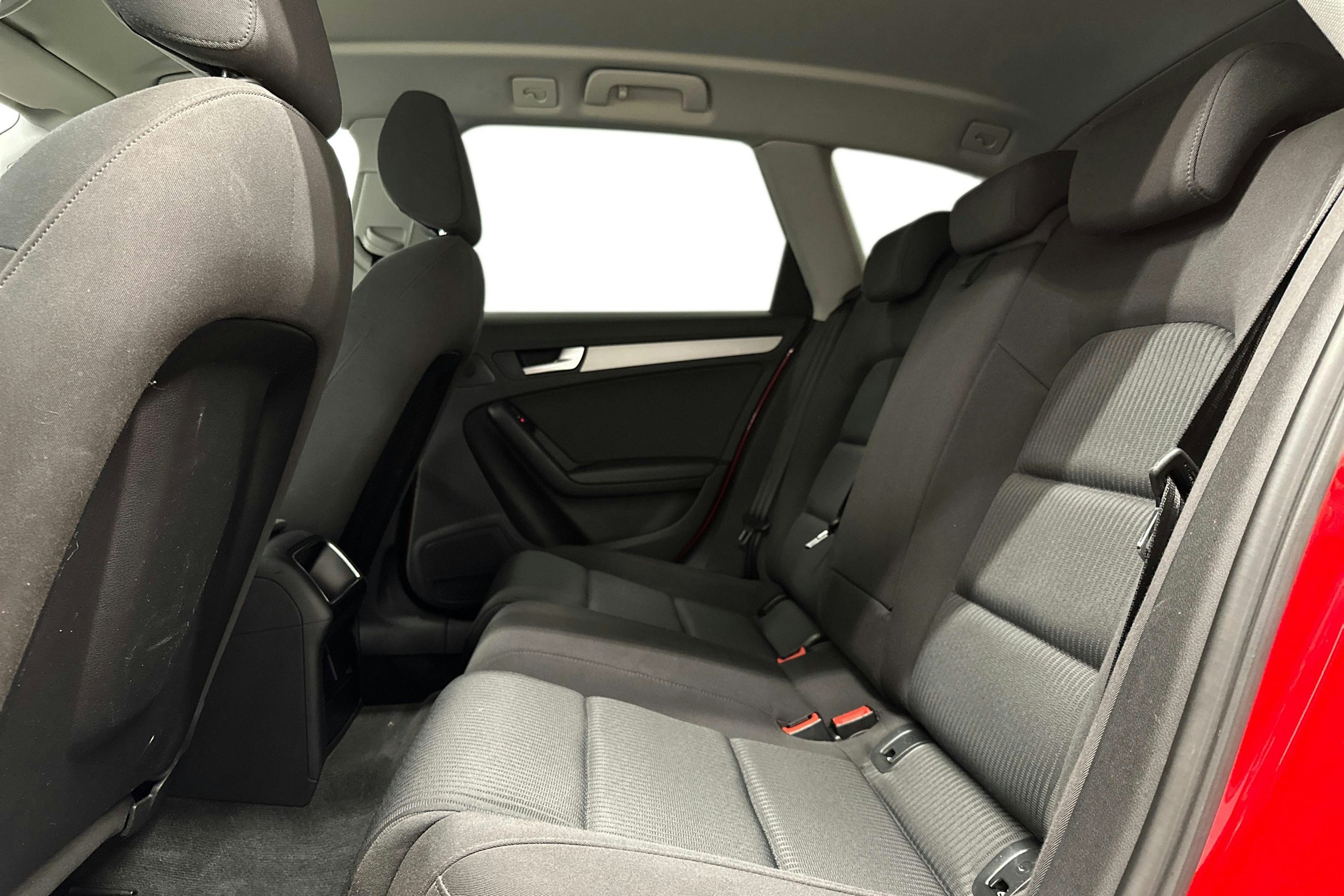punainen Audi A4 2012 kuva 10.