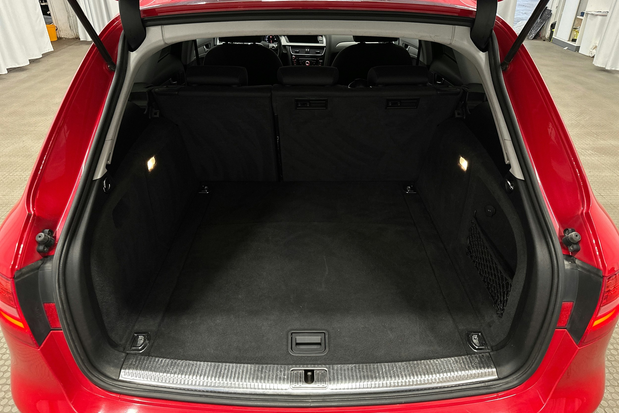 punainen Audi A4 2012 kuva 14.
