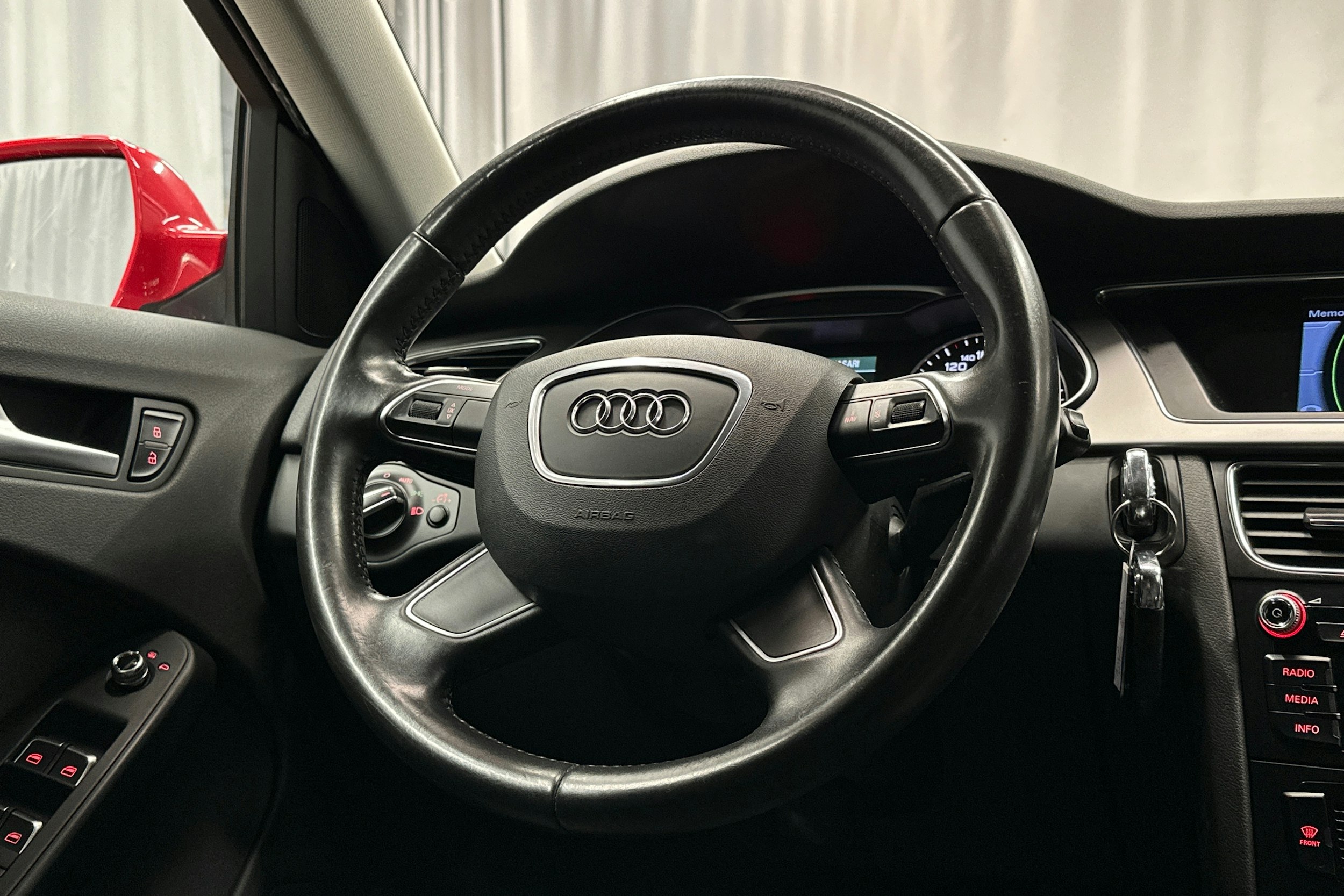 punainen Audi A4 2012 kuva 16.